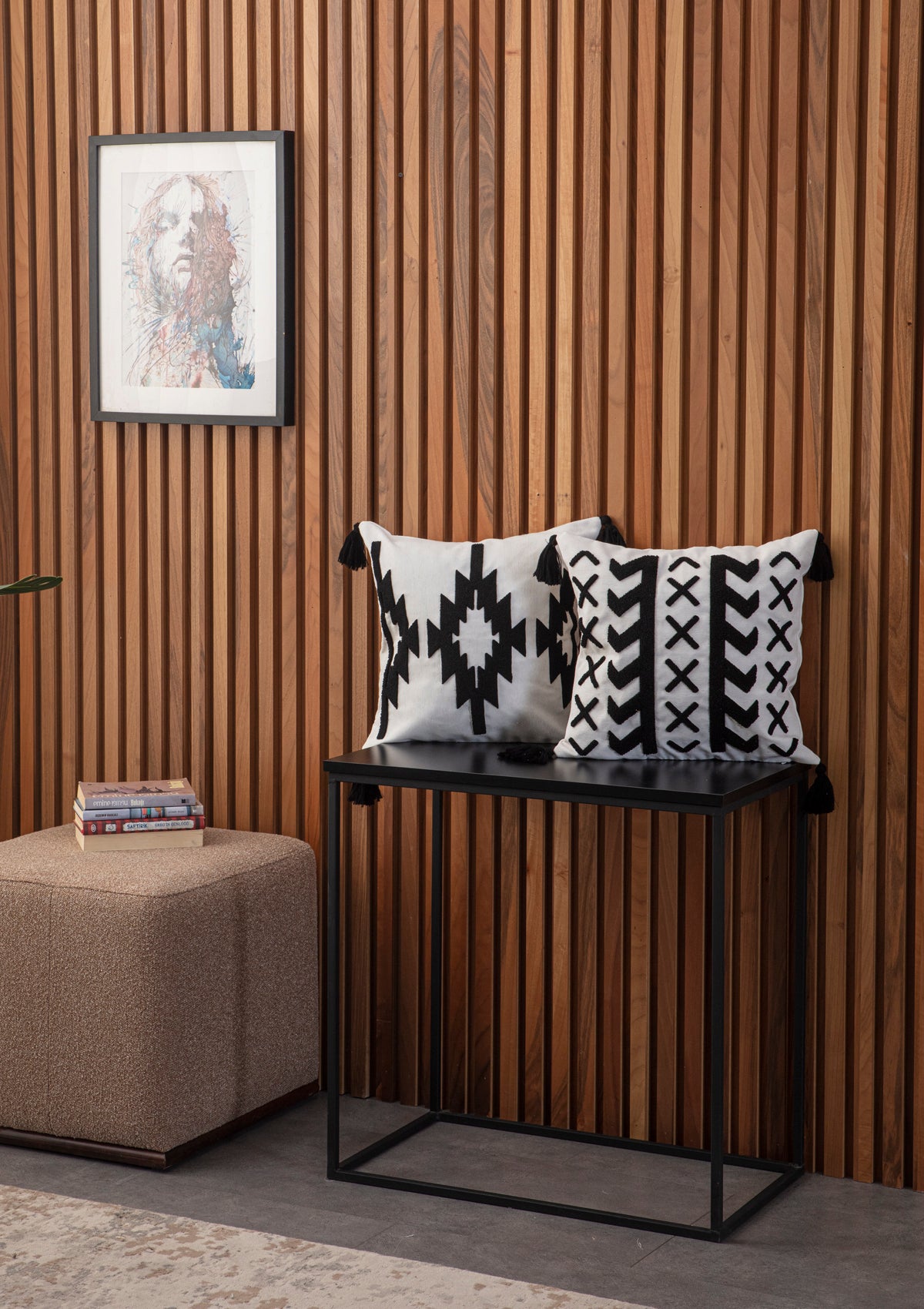 Etnik Motifli Kabartma İşlemeli Siyah Beyaz İkili Kırlent Seti