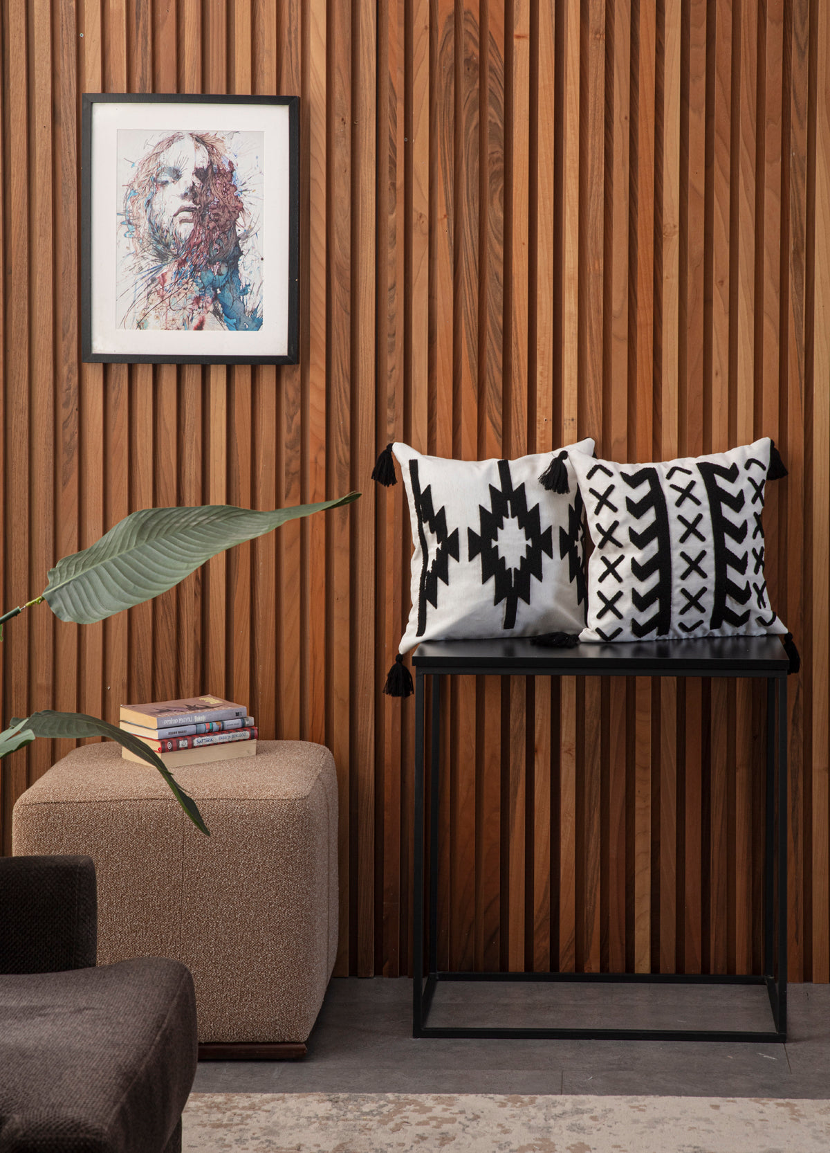 Etnik Motifli Kabartma İşlemeli Siyah Beyaz İkili Kırlent Seti