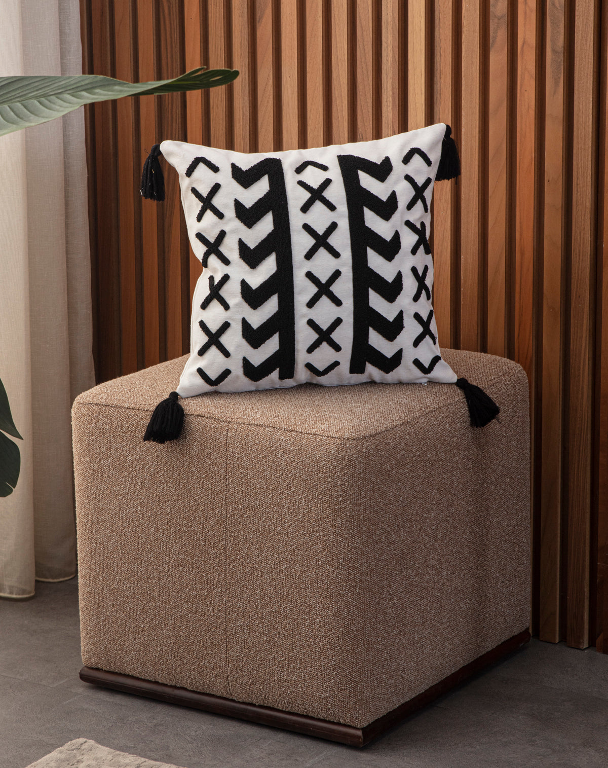 Bohem Tarzı Gri Zemin Üzerine Örgü/Düğüm Nakışlı Dekoratif Yastık