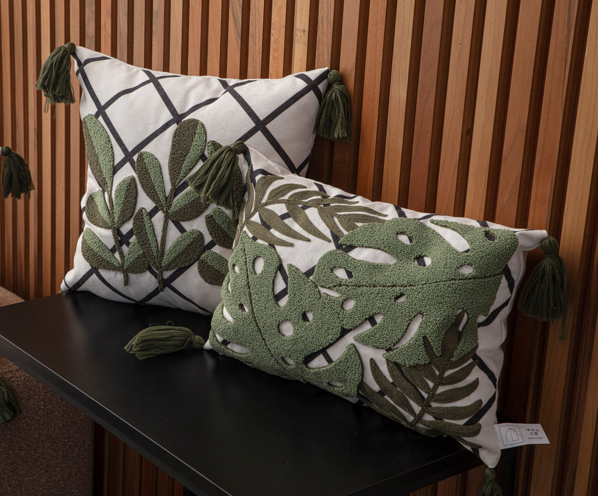 Punch Nakışlı Tropikal Yaprak Desenli İkili Kırlent Seti (Yeşil Püsküllü)