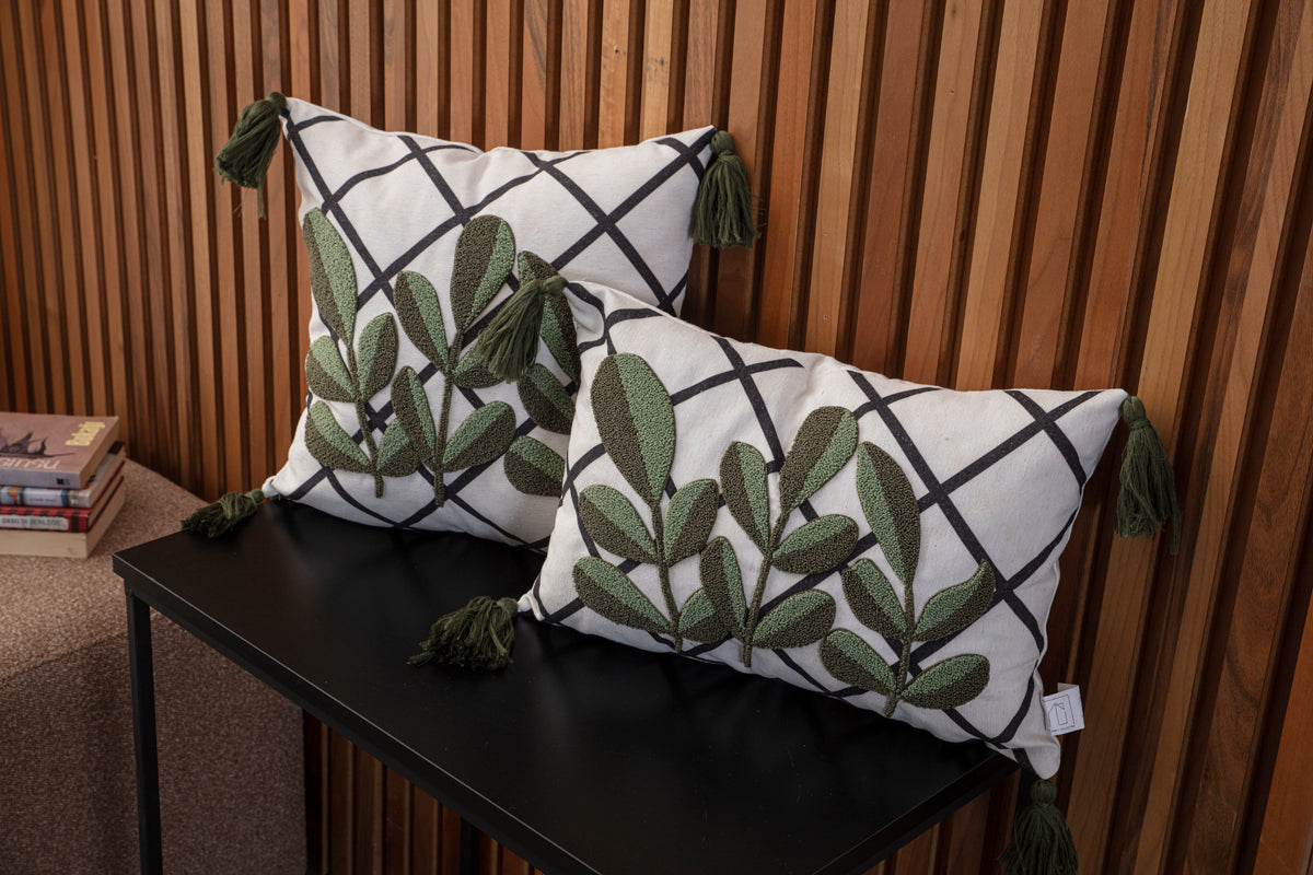 Punch Nakışlı Tropikal Yaprak Desenli İkili Kırlent Seti (Yeşil Püsküllü)