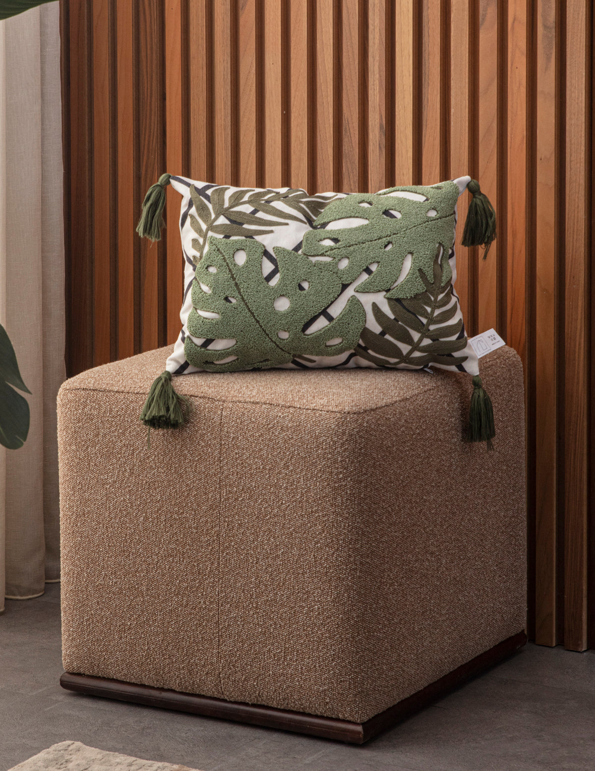 Punch Nakışlı Tropikal Yaprak Desenli İkili Kırlent Seti (Yeşil Püsküllü)