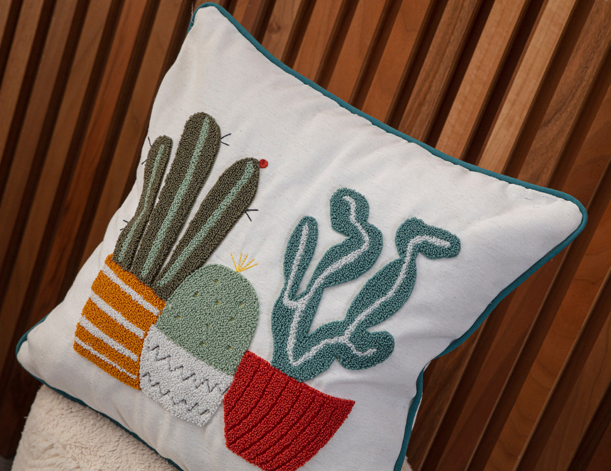 Bohem Tarzı Beyaz Zemin Üzerine Örgü/Düğüm Nakışlı Dekoratif Yastık