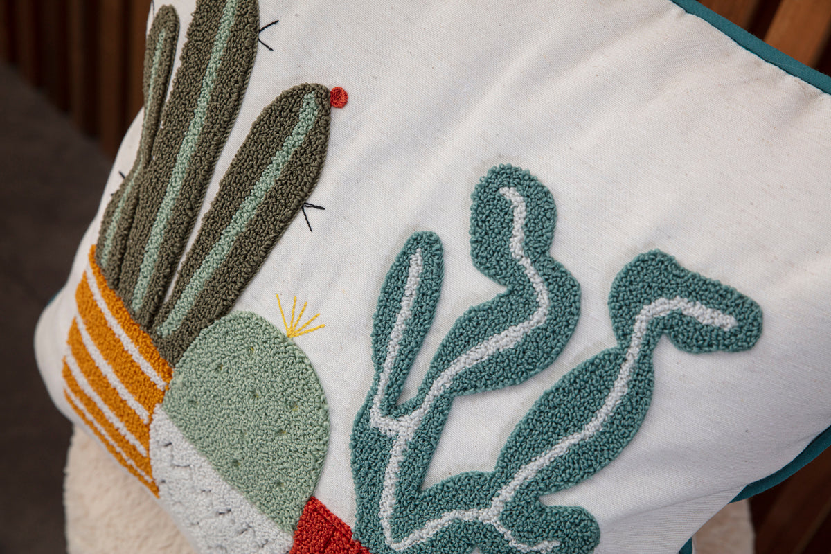 Bohem Tarzı Beyaz Zemin Üzerine Örgü/Düğüm Nakışlı Dekoratif Yastık