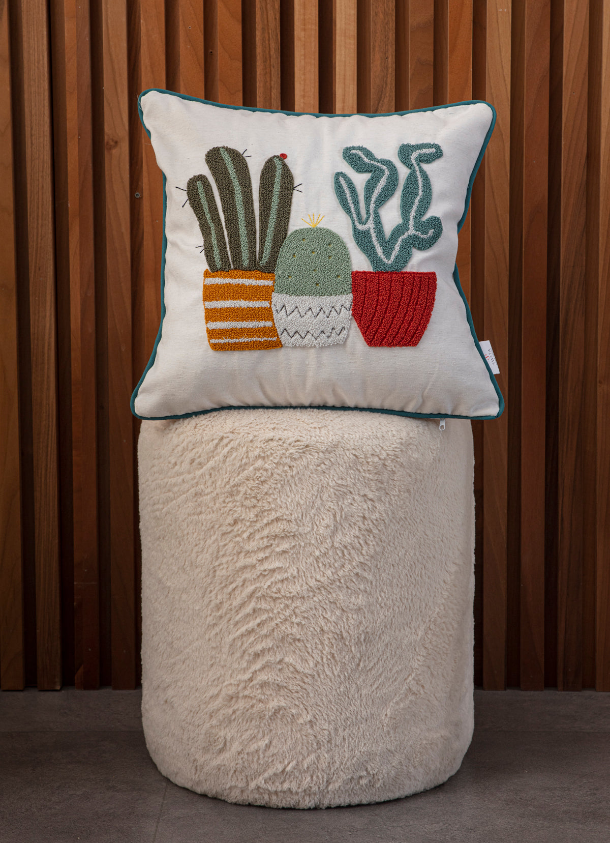 Bohem Tarzı Beyaz Zemin Üzerine Örgü/Düğüm Nakışlı Dekoratif Yastık