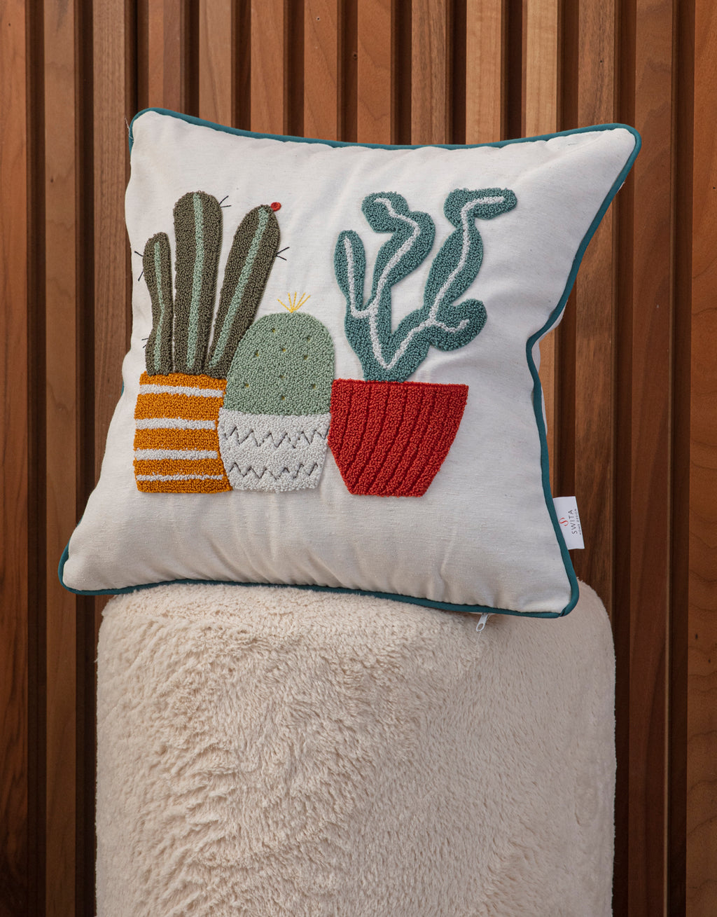 Bohem Tarzı Beyaz Zemin Üzerine Örgü/Düğüm Nakışlı Dekoratif Yastık