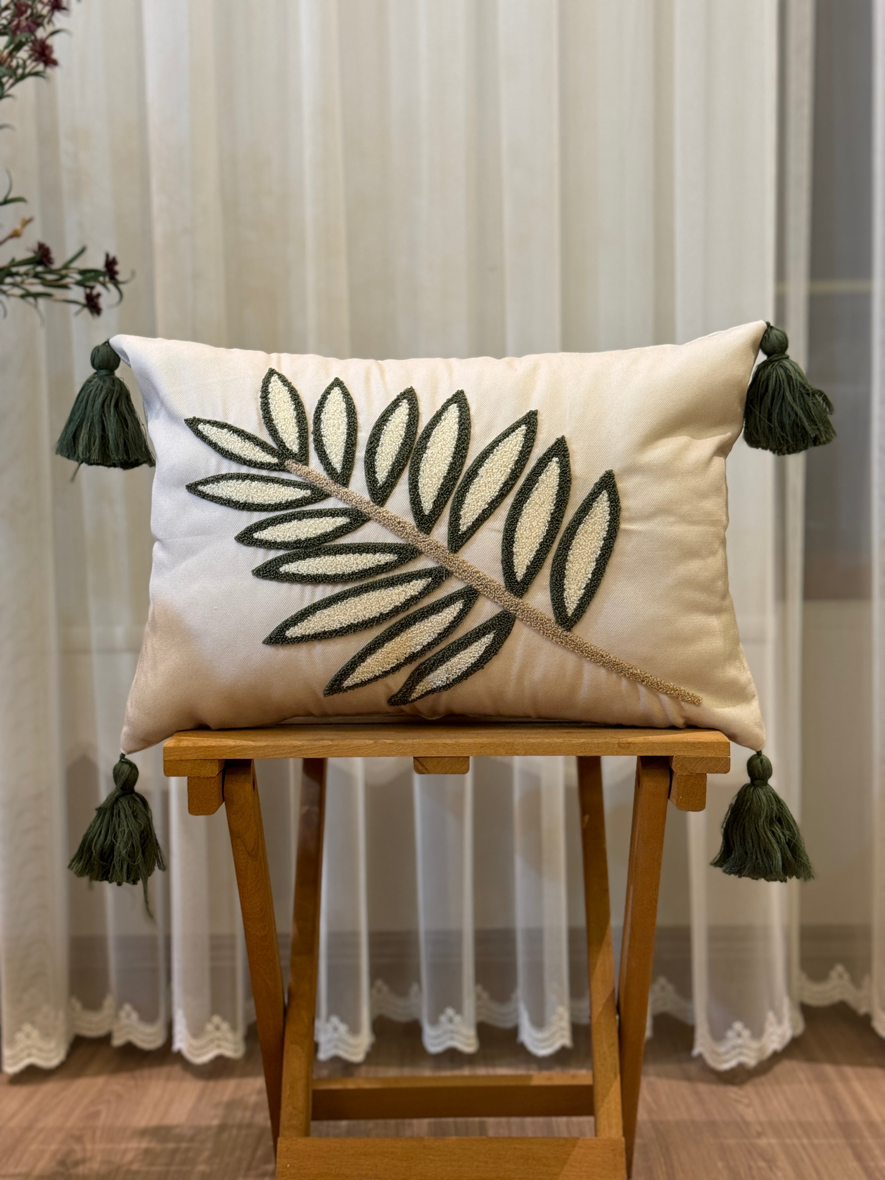 El Yapımı Punch Nakışlı Zeytin Dalı Motifli Dikdörtgen Kırlent (Yeşil Püsküllü)