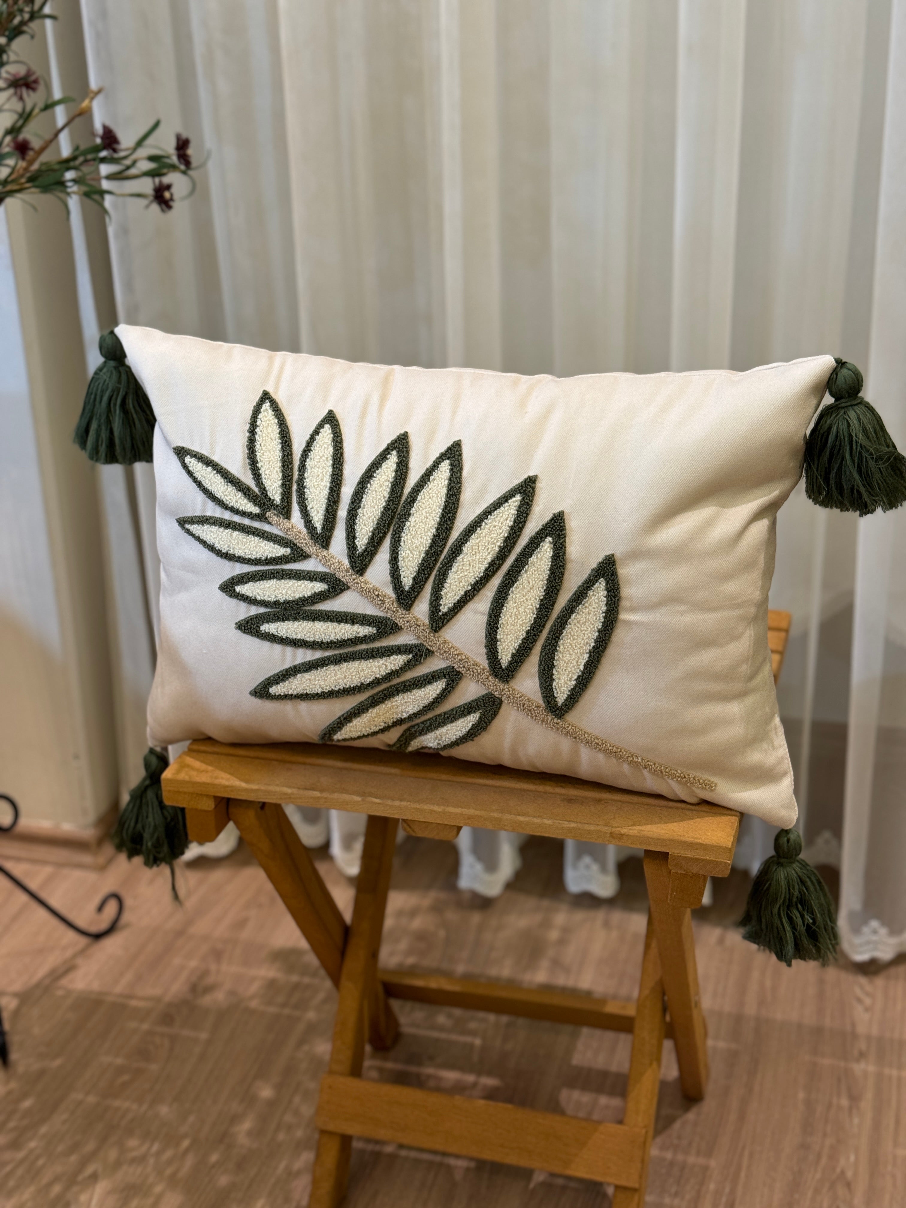 El Yapımı Punch Nakışlı Zeytin Dalı Motifli Dikdörtgen Kırlent (Yeşil Püsküllü)