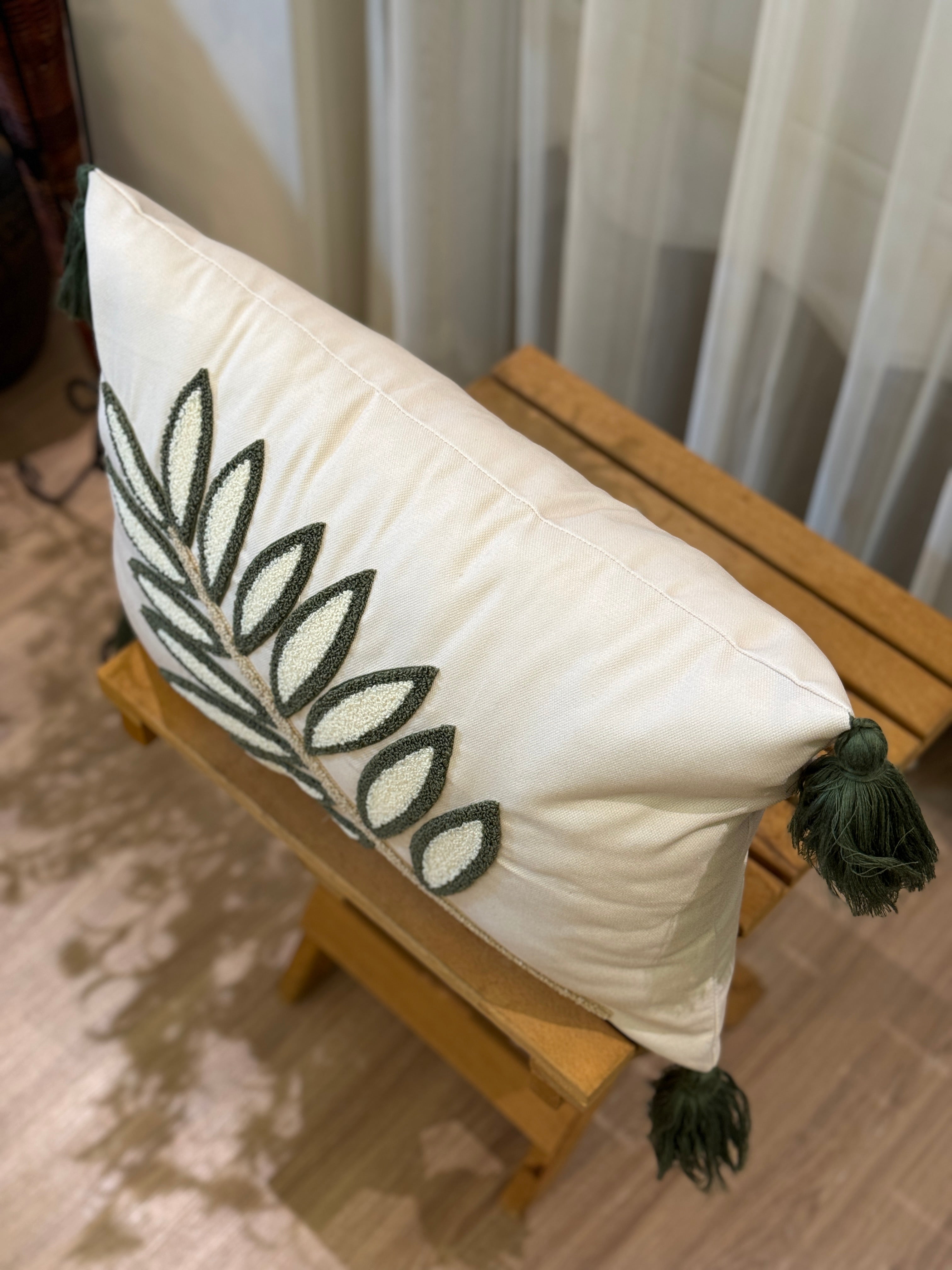 El Yapımı Punch Nakışlı Zeytin Dalı Motifli Dikdörtgen Kırlent (Yeşil Püsküllü)