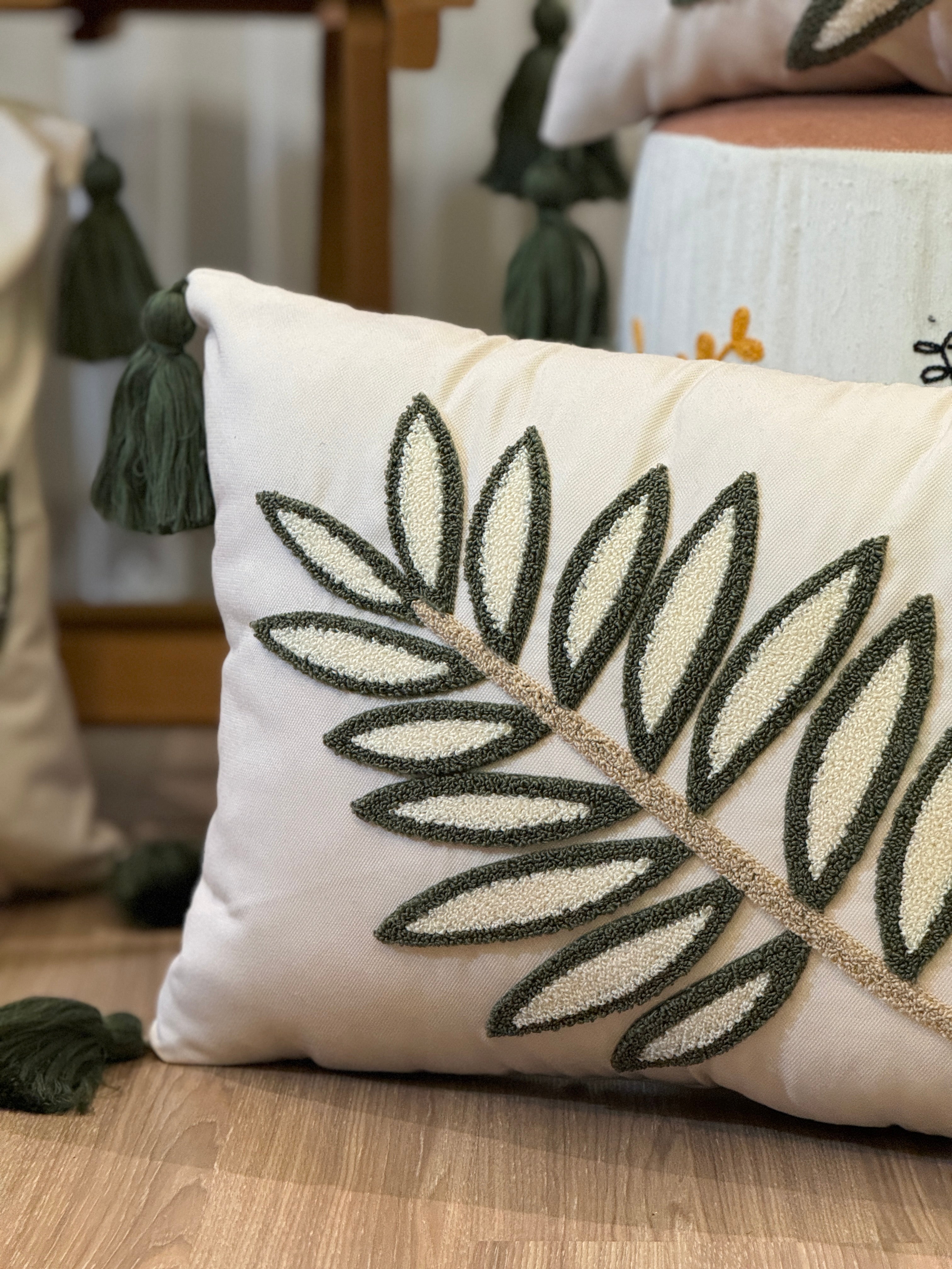 El Yapımı Punch Nakışlı Zeytin Dalı Motifli Dikdörtgen Kırlent (Yeşil Püsküllü)