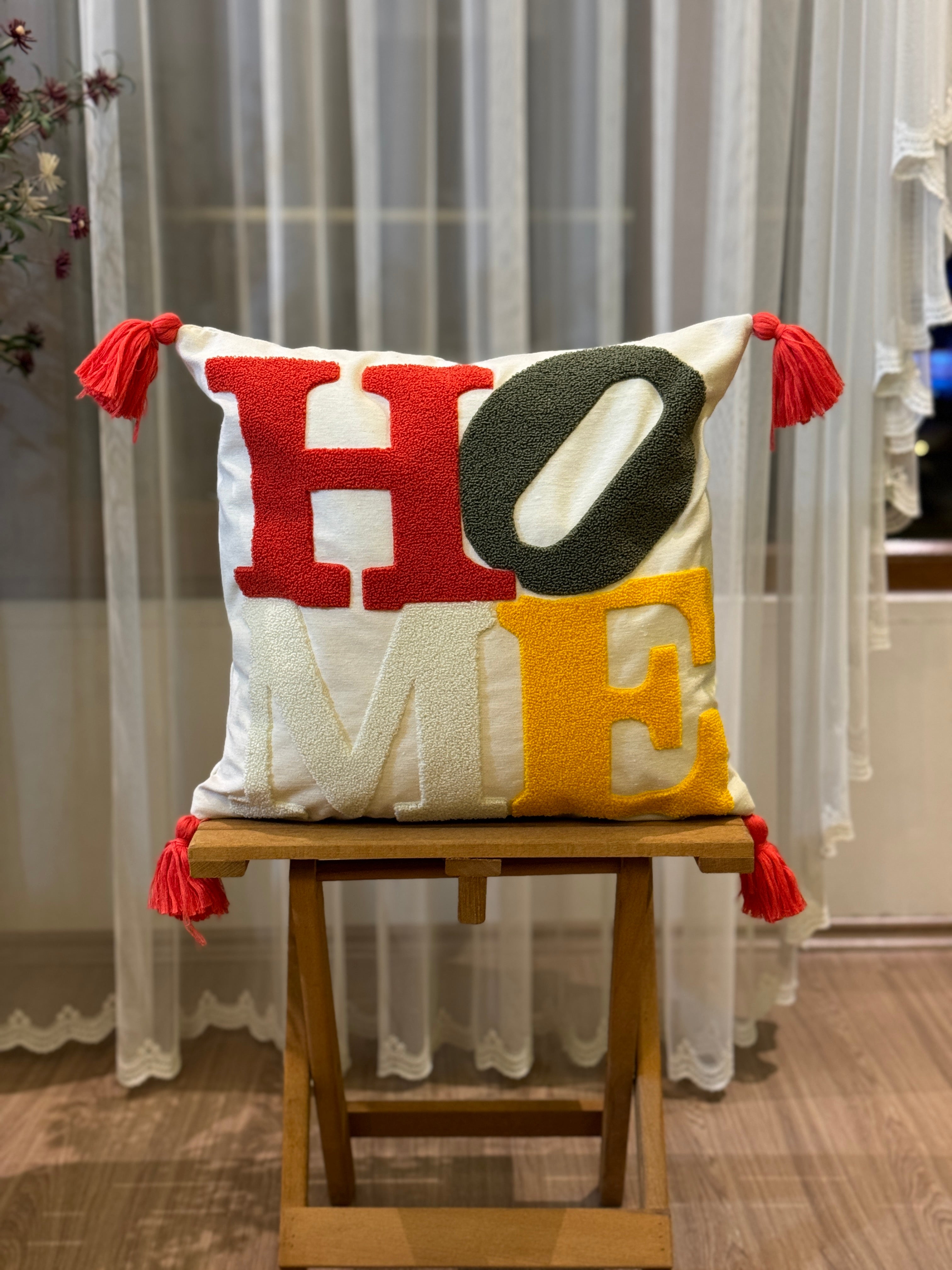 Bohem Tarzı Beyaz Zemin Üzerine Örgü/Düğüm Nakışlı Dekoratif Yastık