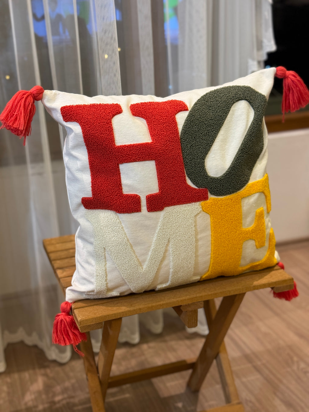 Bohem Tarzı Beyaz Zemin Üzerine Örgü/Düğüm Nakışlı Dekoratif Yastık