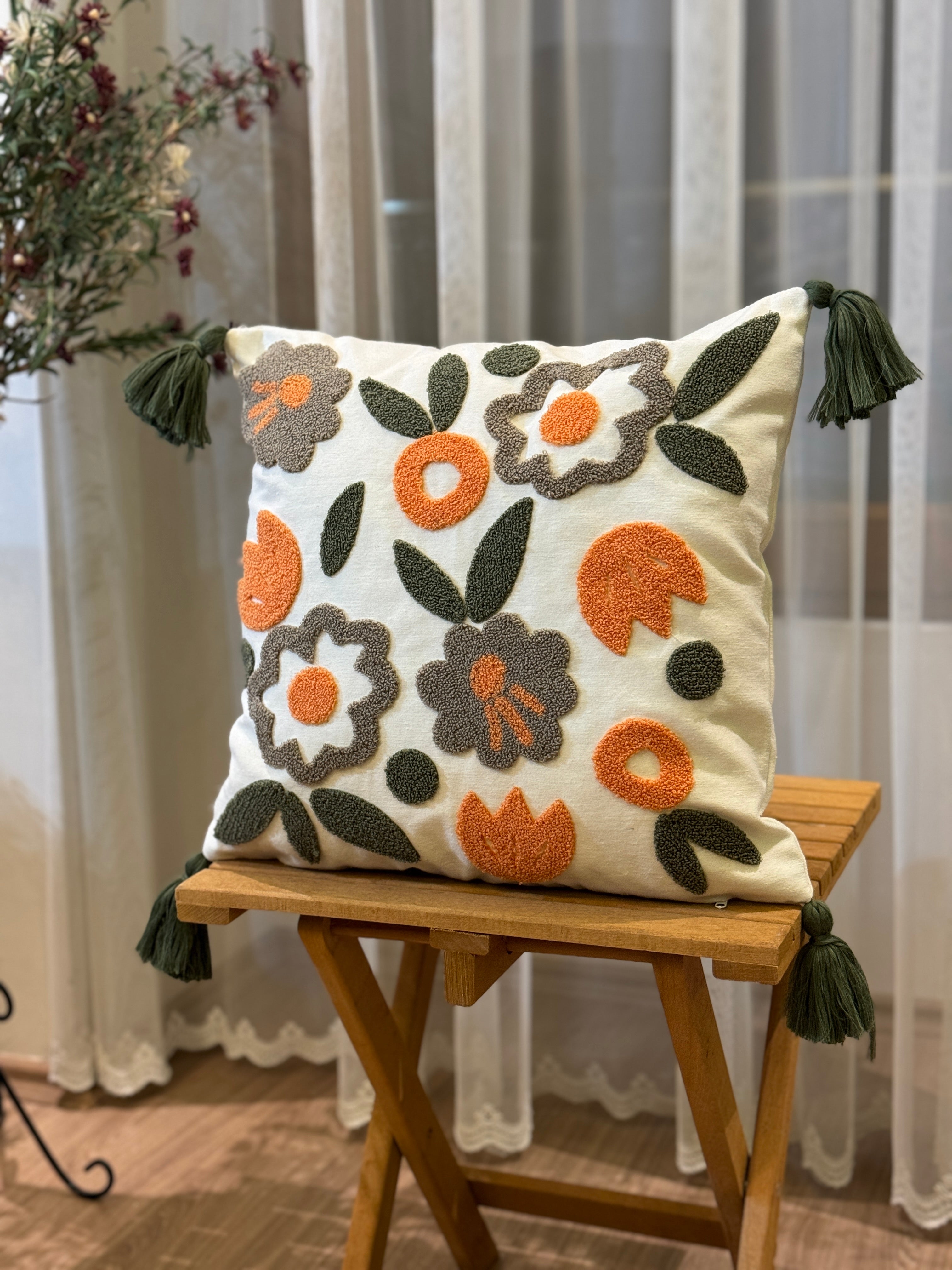 Bohem Tarzı Beyaz Zemin Üzerine Örgü/Düğüm Nakışlı Dekoratif Yastık