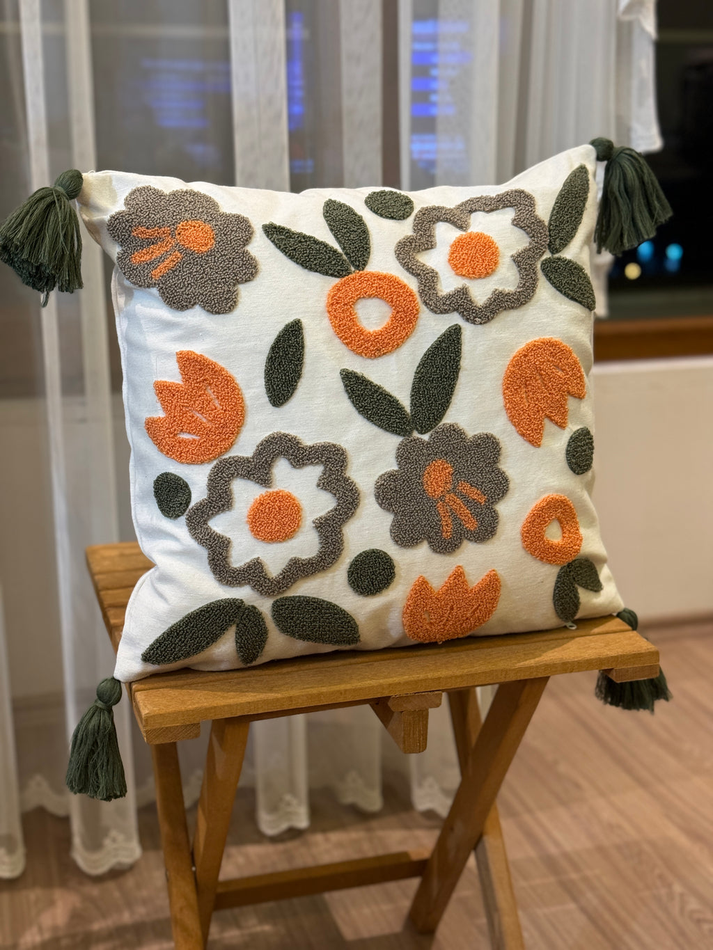 Bohem Tarzı Beyaz Zemin Üzerine Örgü/Düğüm Nakışlı Dekoratif Yastık