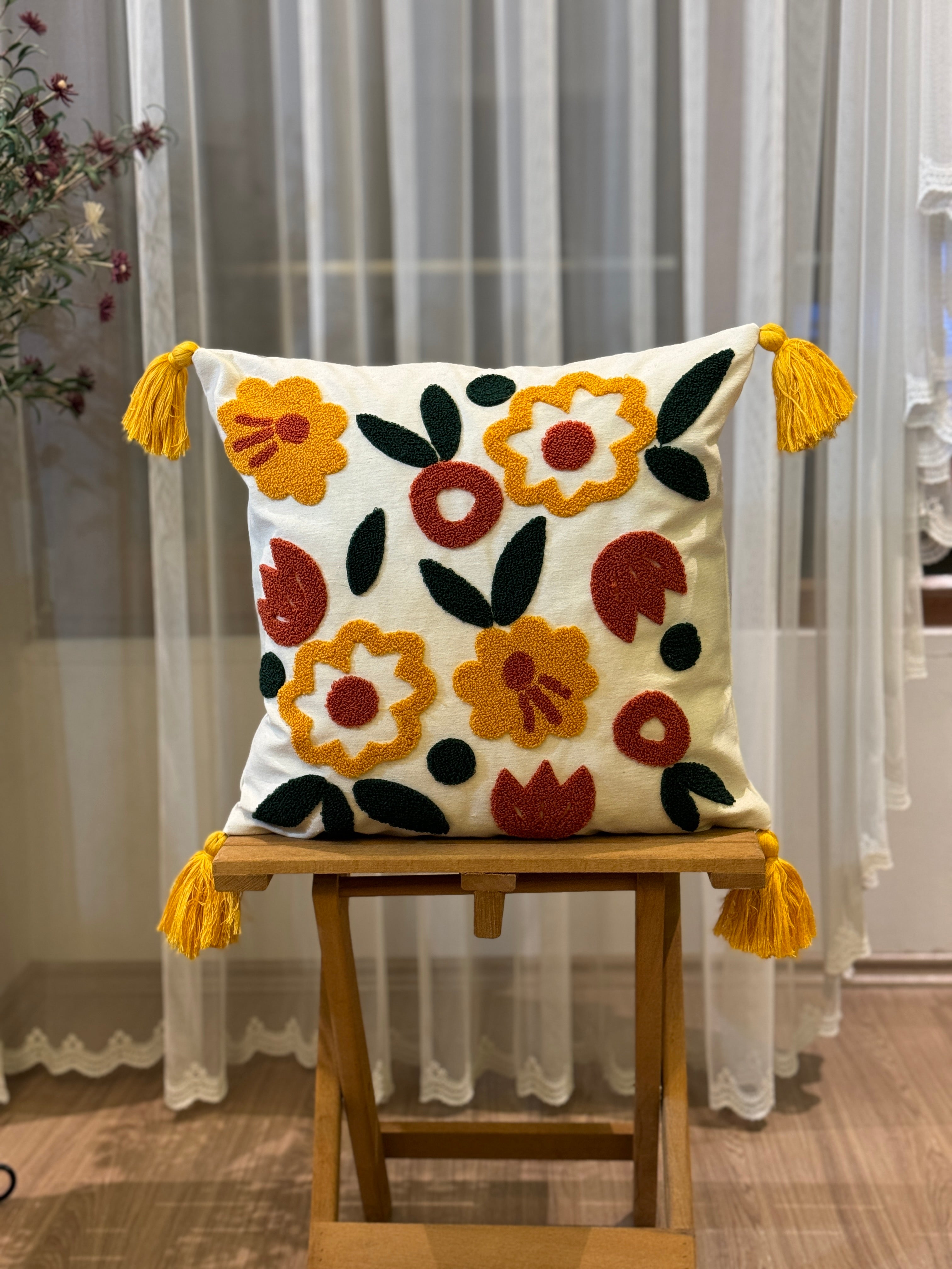 Bohem Tarzı Beyaz Zemin Üzerine Örgü/Düğüm Nakışlı Dekoratif Yastık