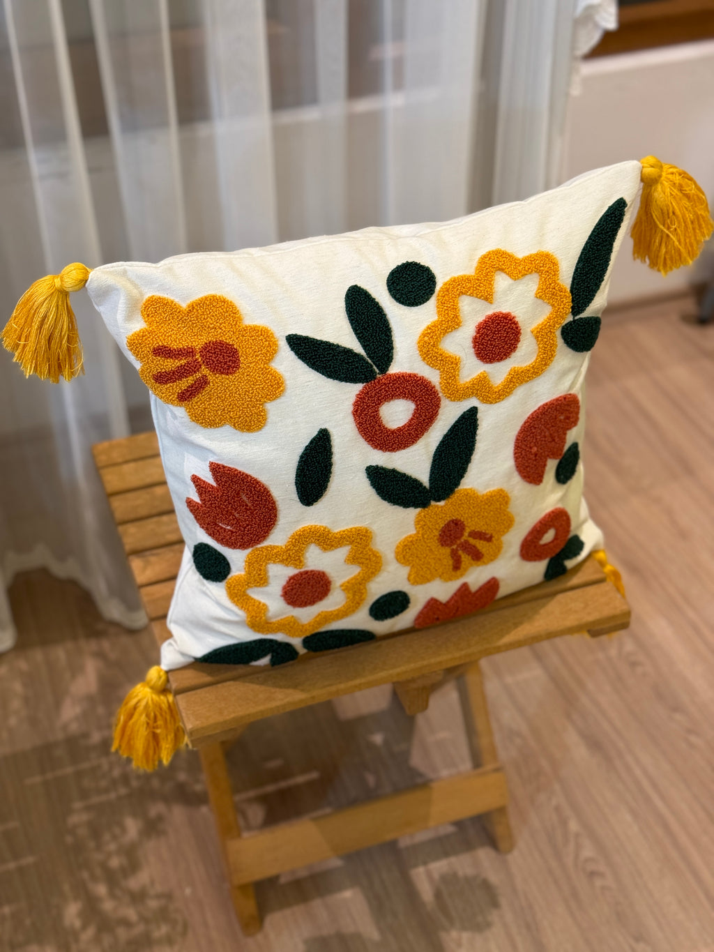 Bohem Tarzı Beyaz Zemin Üzerine Örgü/Düğüm Nakışlı Dekoratif Yastık