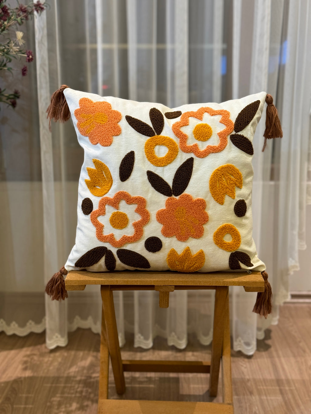 Bohem Tarzı Beyaz Zemin Üzerine Örgü/Düğüm Nakışlı Dekoratif Yastık