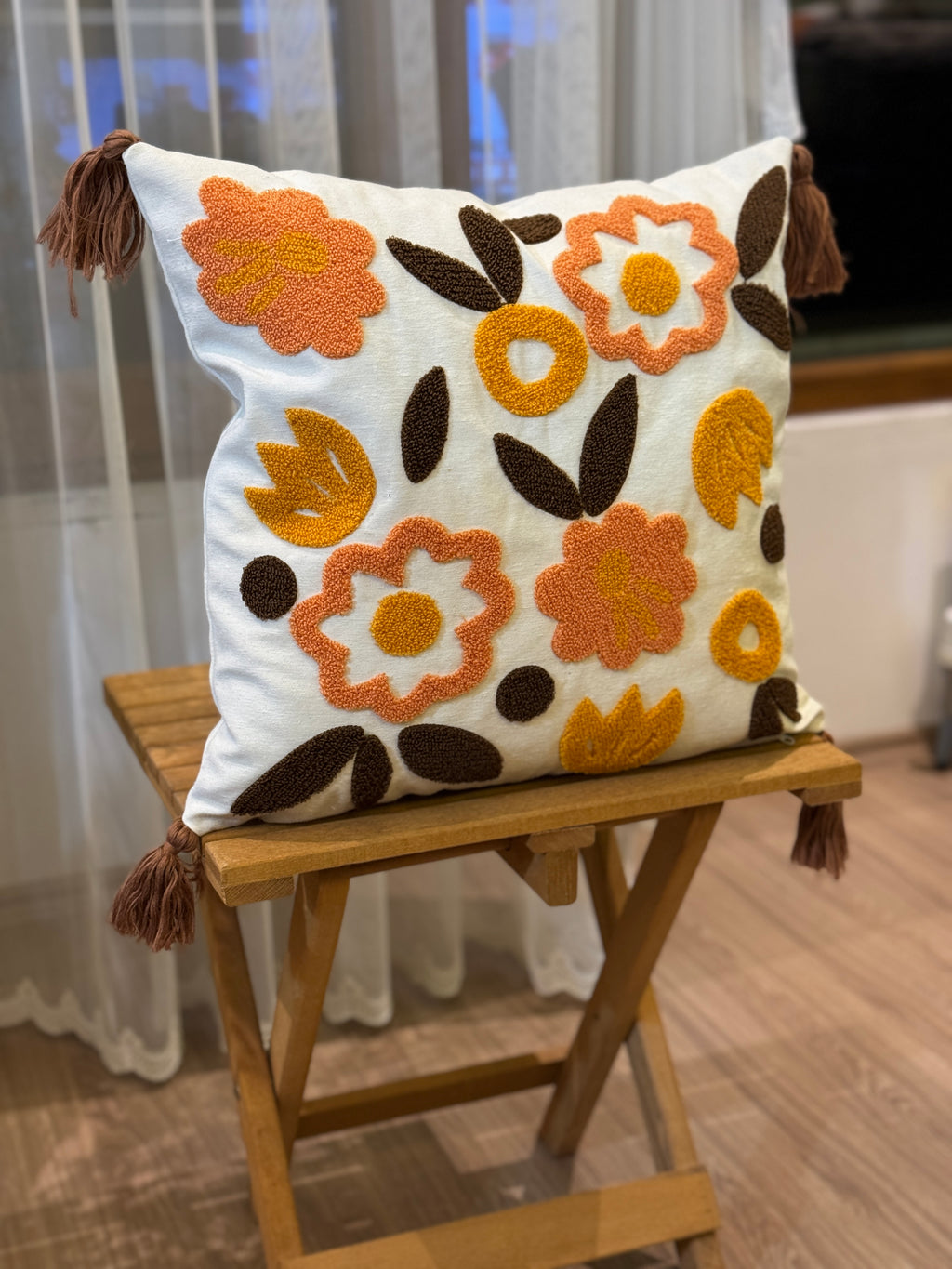Bohem Tarzı Beyaz Zemin Üzerine Örgü/Düğüm Nakışlı Dekoratif Yastık