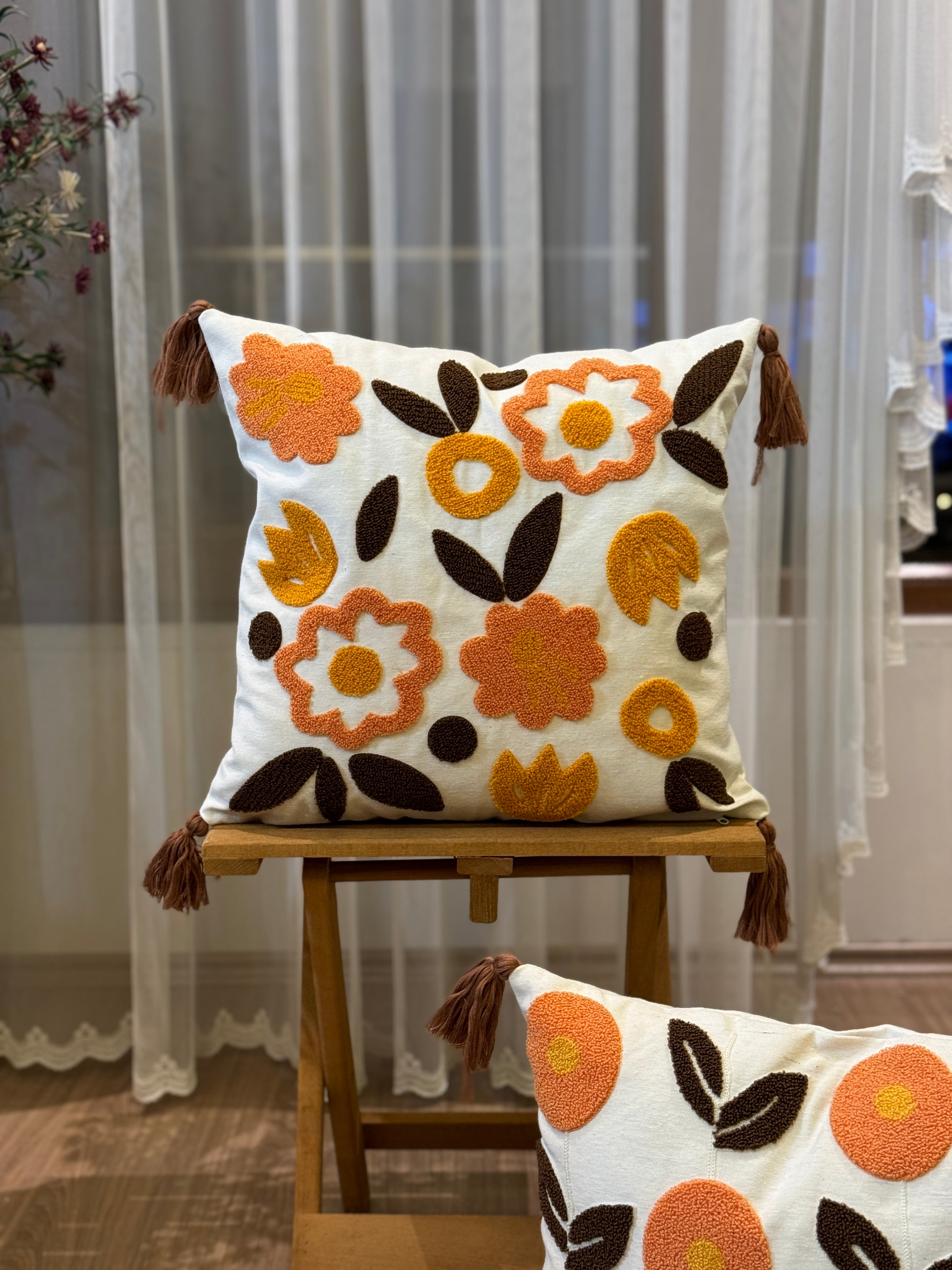 Bohem Tarzı Beyaz Zemin Üzerine Örgü/Düğüm Nakışlı Dekoratif Yastık