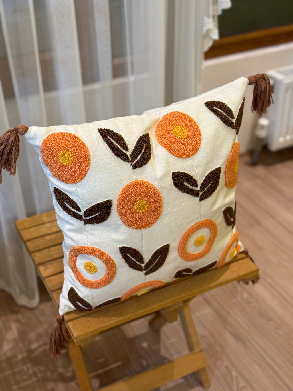 Bohem Tarzı Beyaz Zemin Üzerine Örgü/Düğüm Nakışlı Dekoratif Yastık