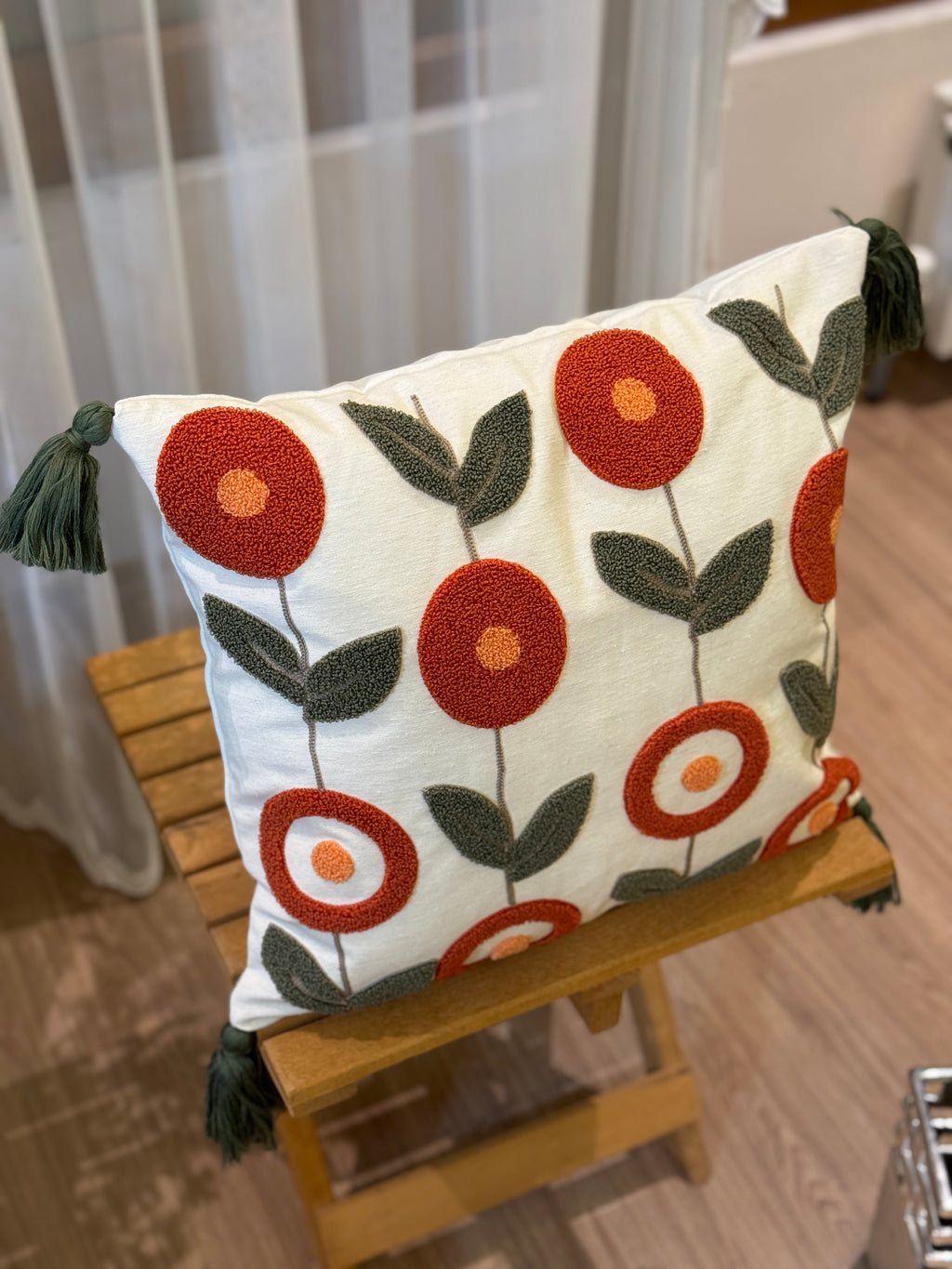 Bohem Tarzı Beyaz Zemin Üzerine Örgü/Düğüm Nakışlı Dekoratif Yastık