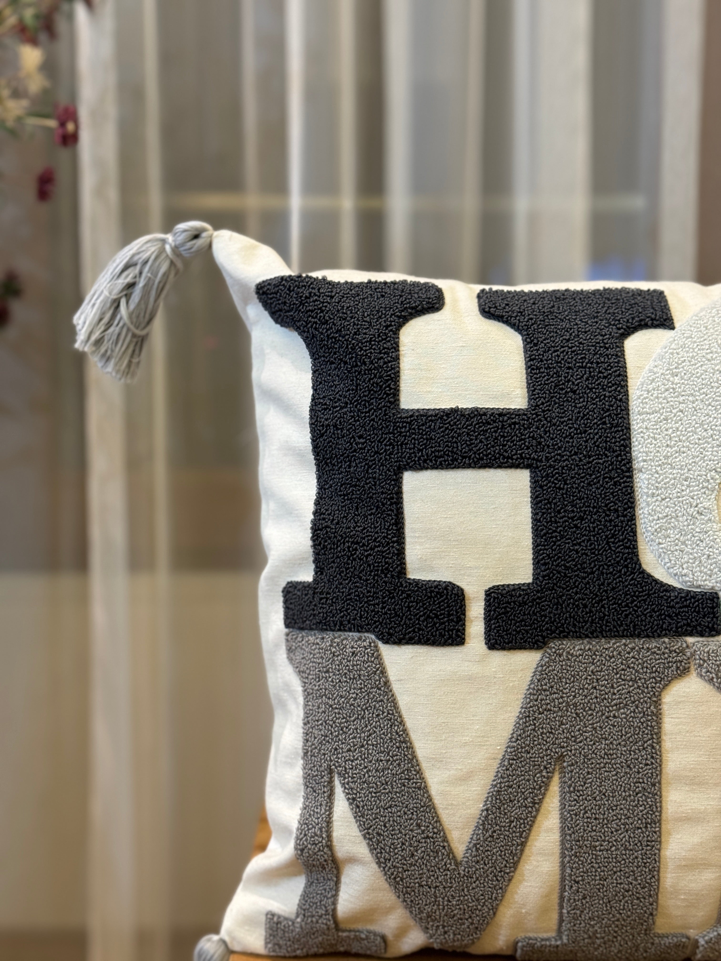 Bohem Tarzı Beyaz Zemin Üzerine Örgü/Düğüm Nakışlı Dekoratif Yastık