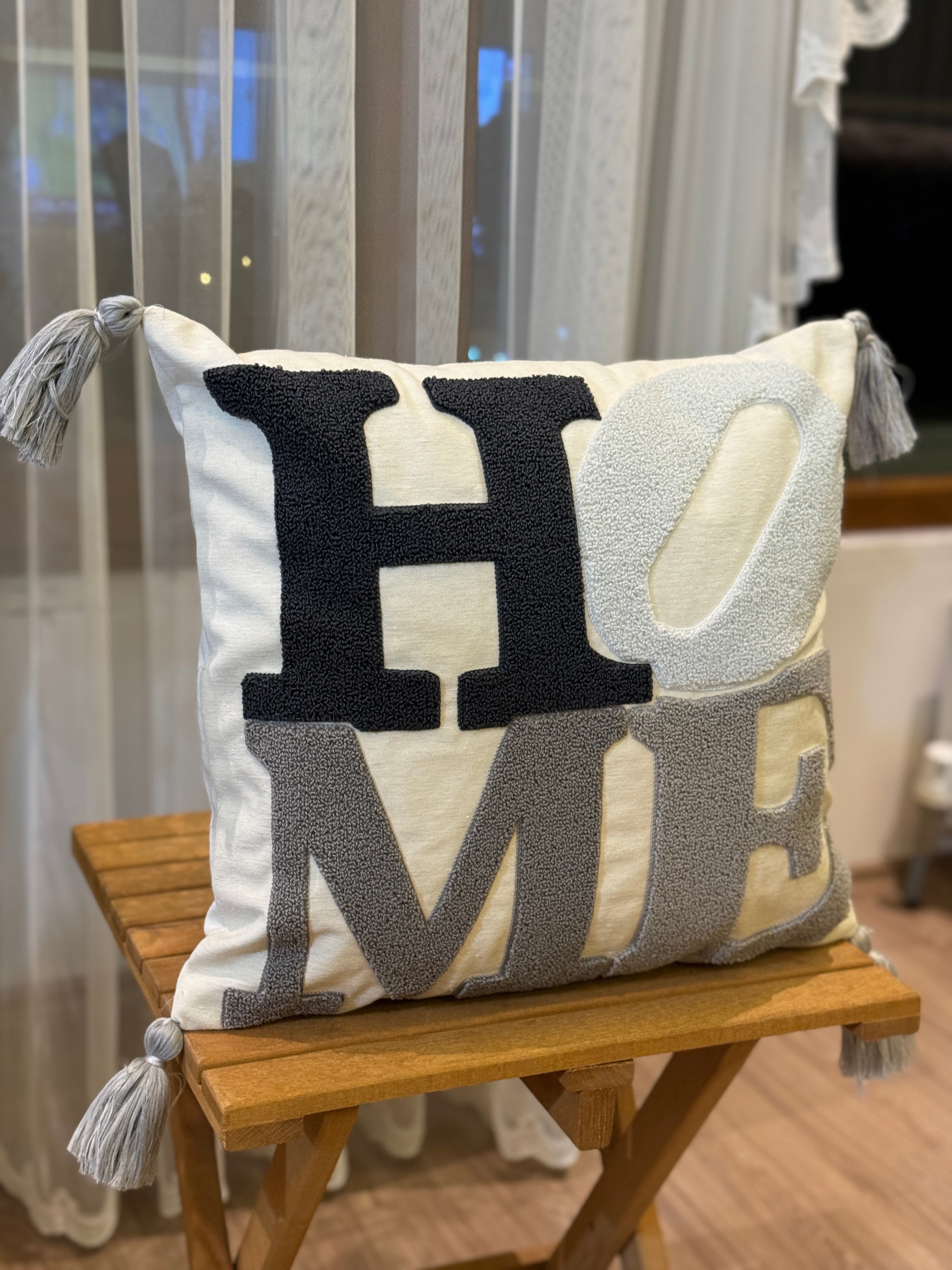 Bohem Tarzı Beyaz Zemin Üzerine Örgü/Düğüm Nakışlı Dekoratif Yastık