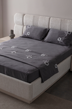 Sera Çiçek Desenli Yatak Örtüsü Takımı – Çift Kişilik, Yumuşak Dokulu, Şık Nakışlı Model