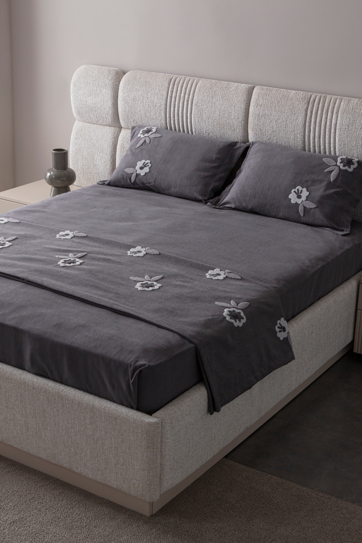 Sera Çiçek Desenli Yatak Örtüsü Takımı – Çift Kişilik, Yumuşak Dokulu, Şık Nakışlı Model