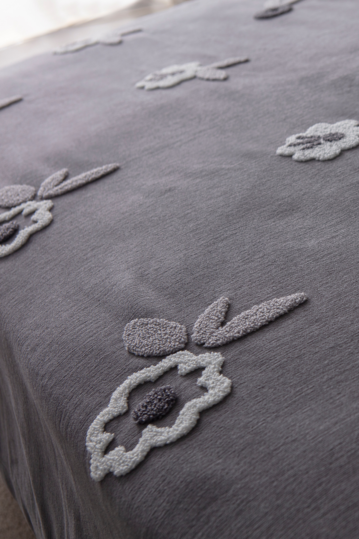 Sera Çiçek Desenli Yatak Örtüsü Takımı – Çift Kişilik, Yumuşak Dokulu, Şık Nakışlı Model