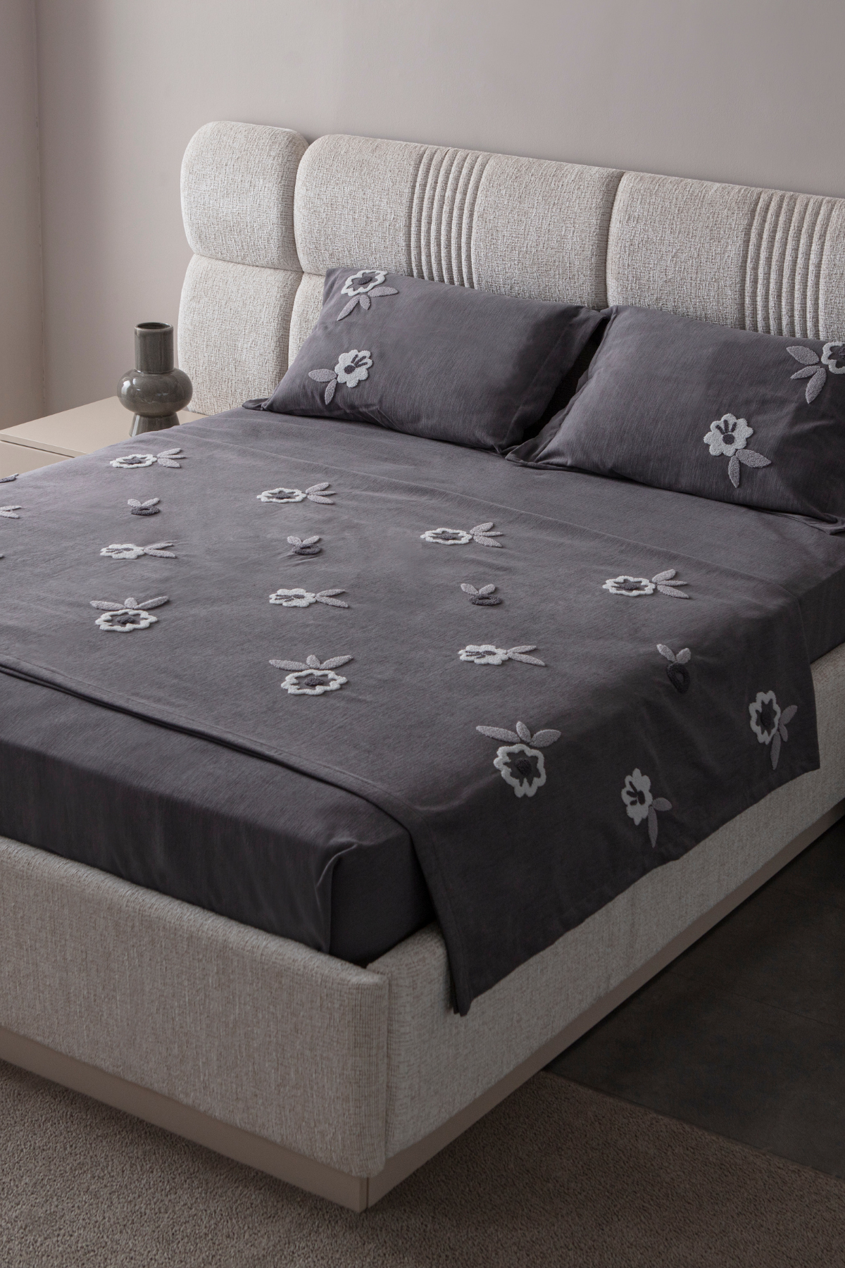 Sera Çiçek Desenli Yatak Örtüsü Takımı – Çift Kişilik, Yumuşak Dokulu, Şık Nakışlı Model