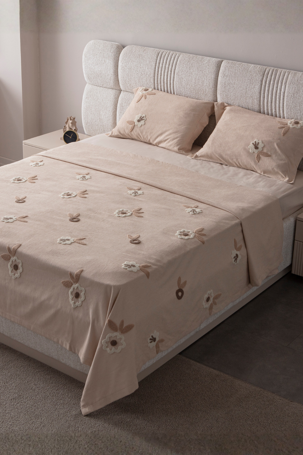 Sera Çiçek Desenli Yatak Örtüsü Takımı – Çift Kişilik, Yumuşak Dokulu, Şık Nakışlı Model