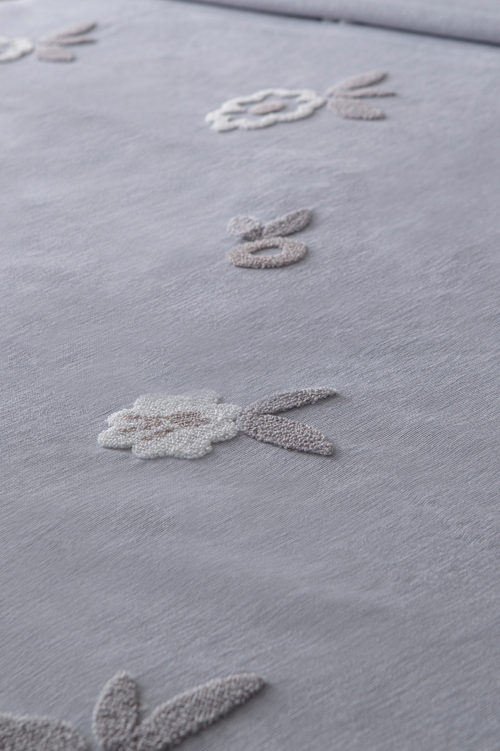 Sera Çiçek Desenli Yatak Örtüsü Takımı – Çift Kişilik, Yumuşak Dokulu, Şık Nakışlı Model