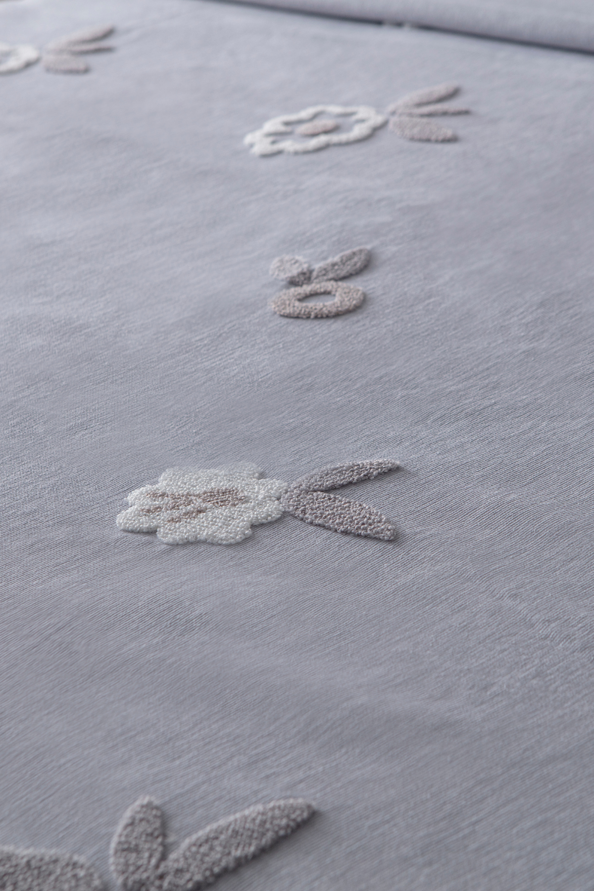 Sera Çiçek Desenli Yatak Örtüsü Takımı – Çift Kişilik, Yumuşak Dokulu, Şık Nakışlı Model