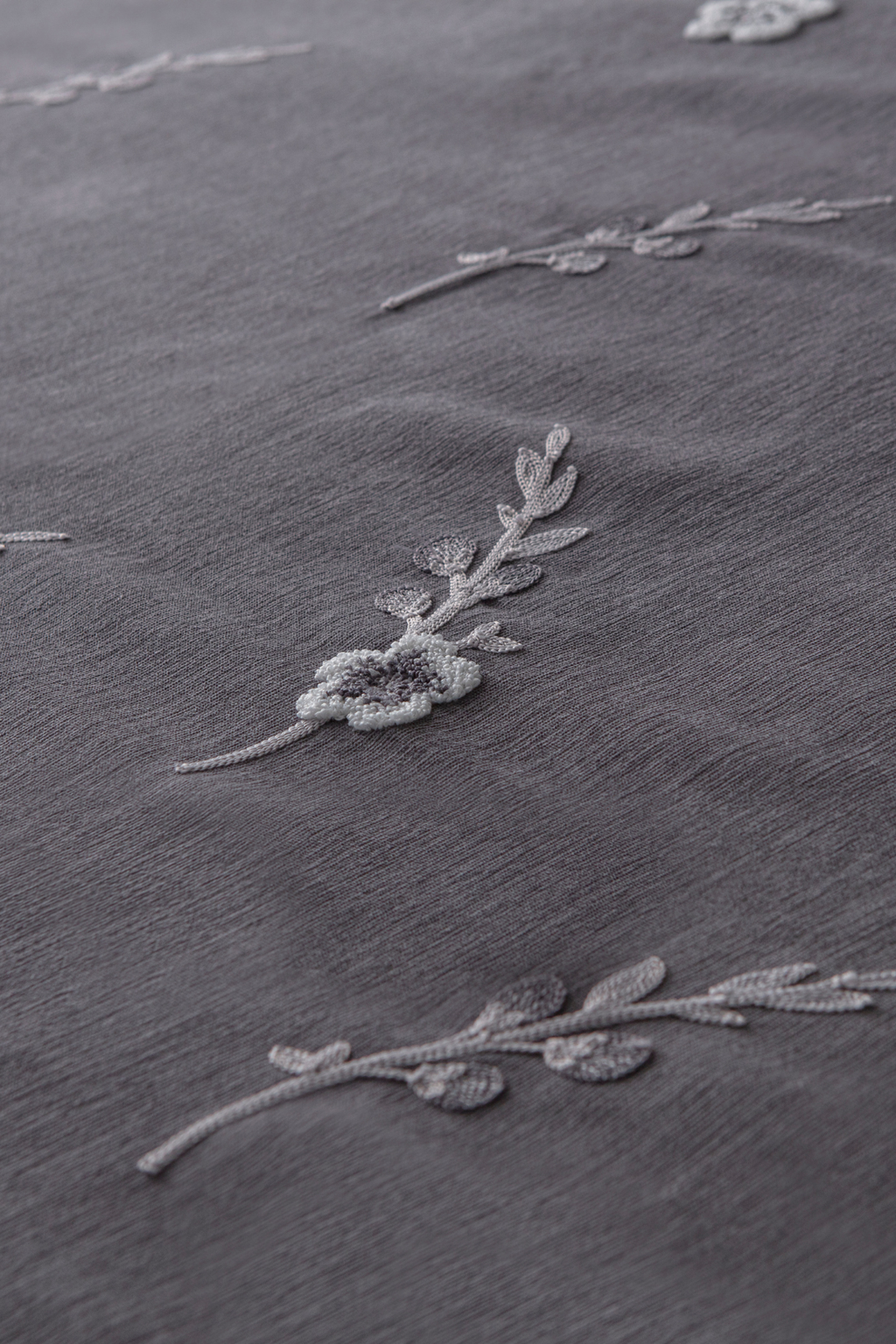 Lora Nakış Detaylı Yatak Örtüsü Takımı – Çift Kişilik, Yumuşak Dokulu, Şık Nakışlı Model