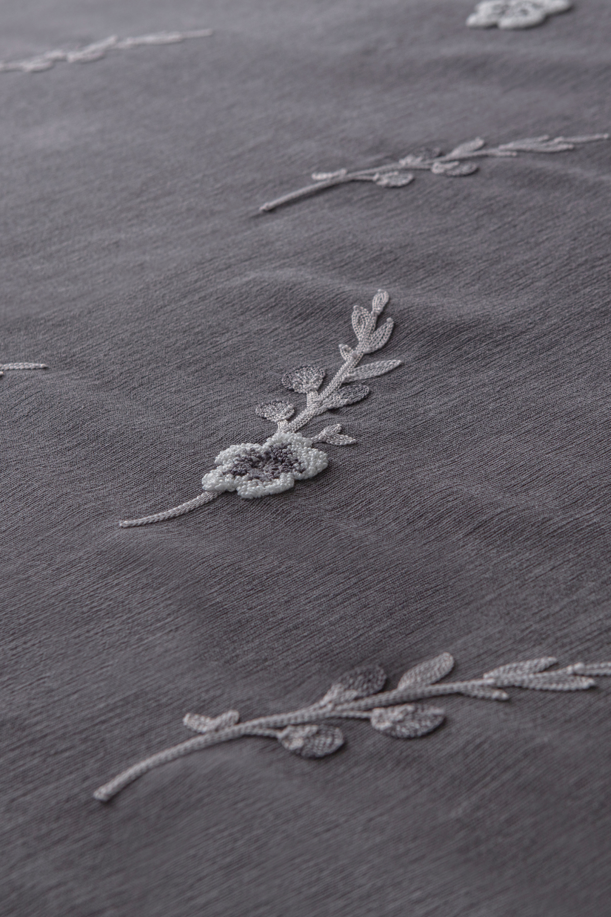 Lora Nakış Detaylı Yatak Örtüsü Takımı – Çift Kişilik, Yumuşak Dokulu, Şık Nakışlı Model