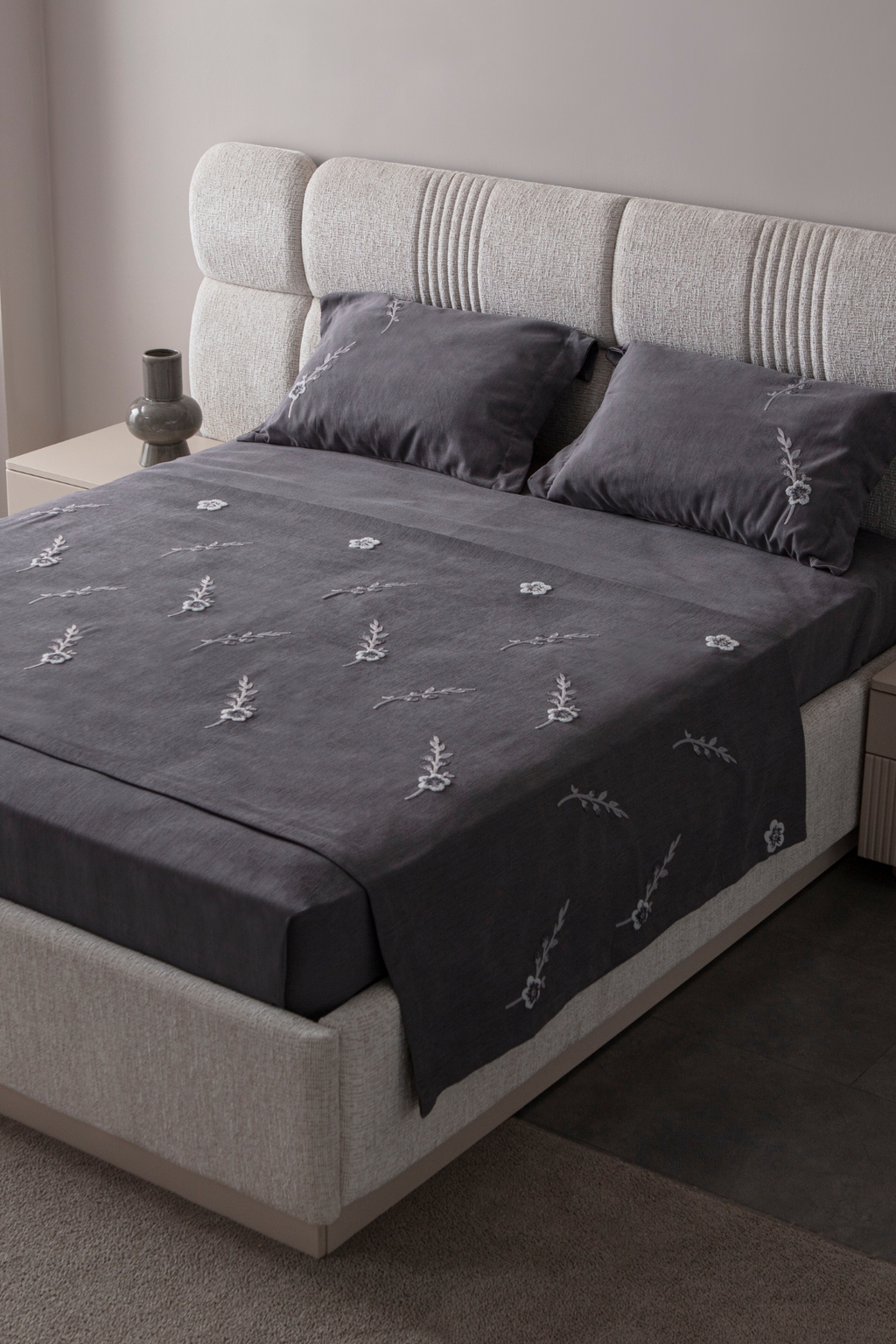 Lora Nakış Detaylı Yatak Örtüsü Takımı – Çift Kişilik, Yumuşak Dokulu, Şık Nakışlı Model