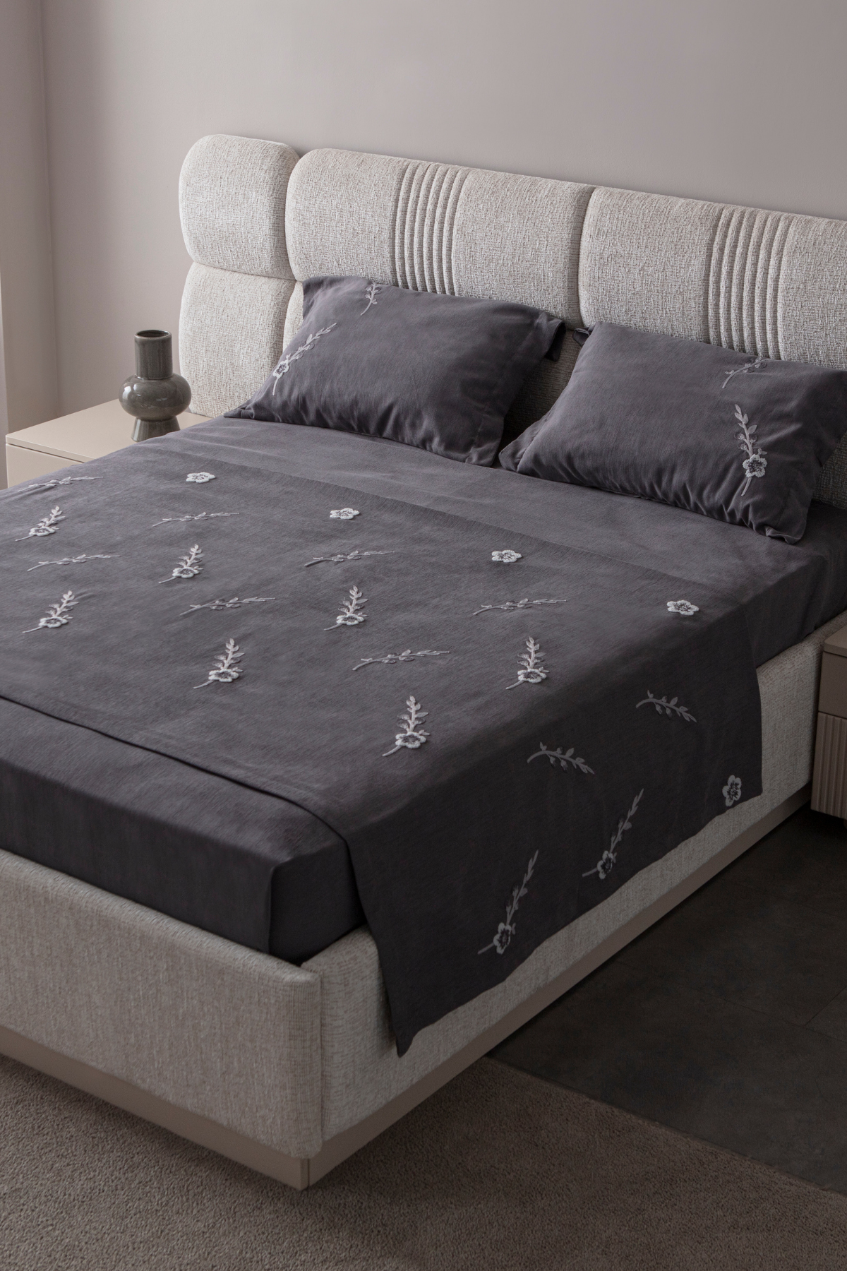 Lora Nakış Detaylı Yatak Örtüsü Takımı – Çift Kişilik, Yumuşak Dokulu, Şık Nakışlı Model