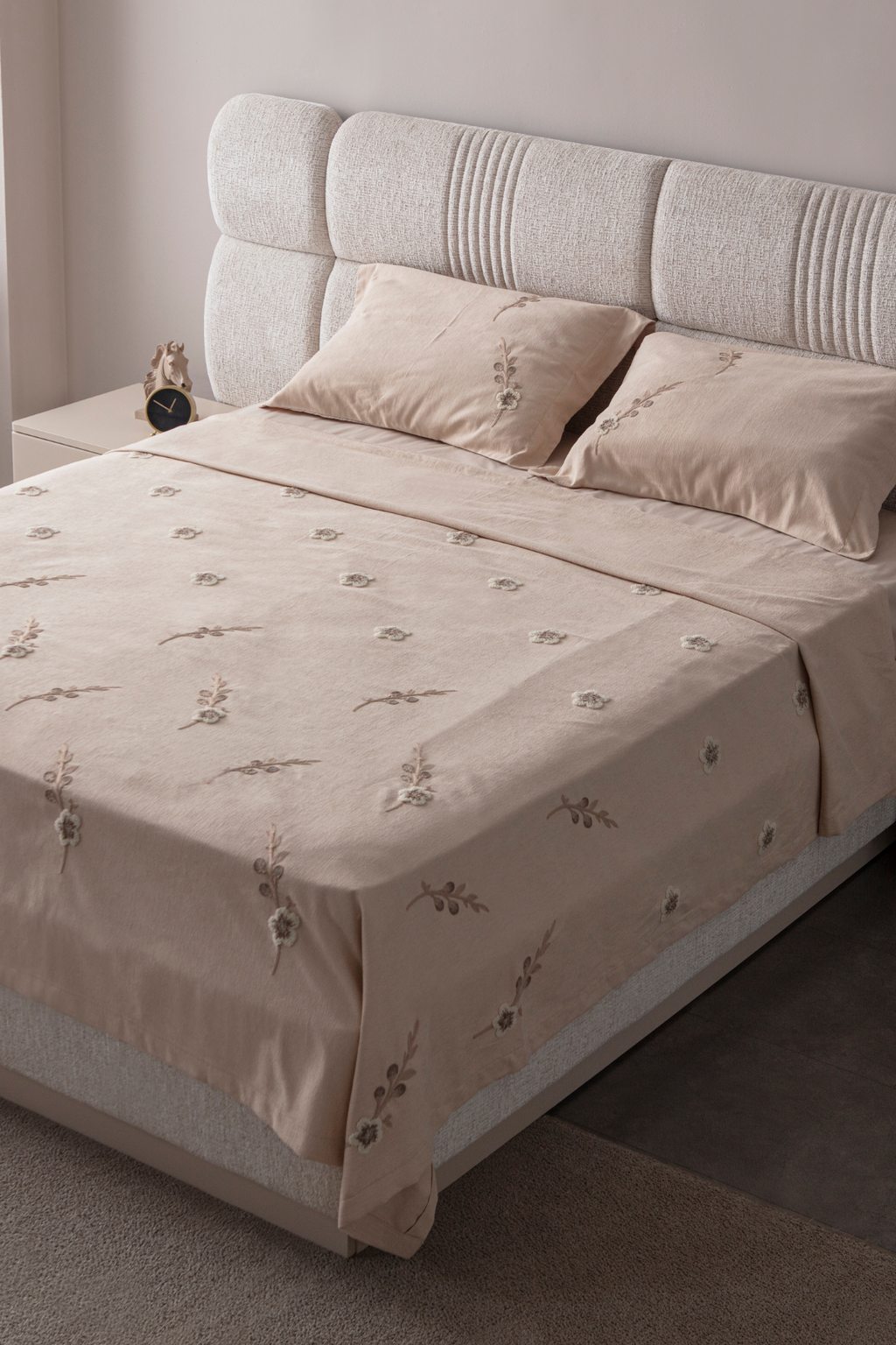 Lora Nakış Detaylı Yatak Örtüsü Takımı – Çift Kişilik, Yumuşak Dokulu, Şık Nakışlı Model