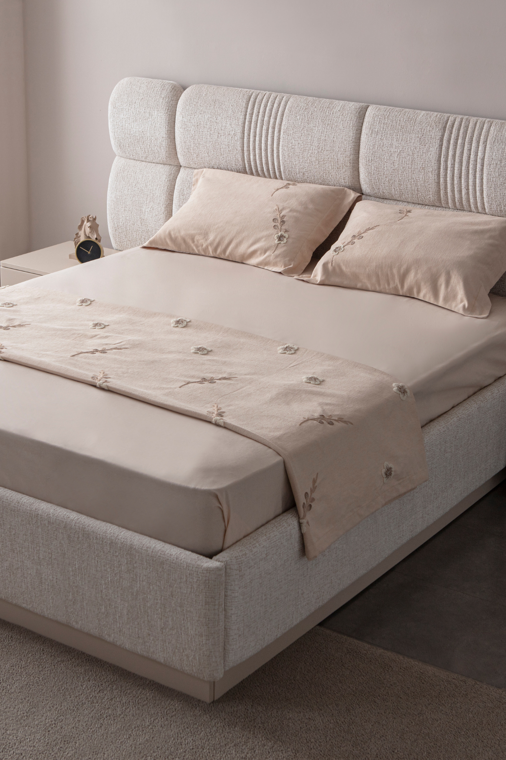 Lora Nakış Detaylı Yatak Örtüsü Takımı – Çift Kişilik, Yumuşak Dokulu, Şık Nakışlı Model