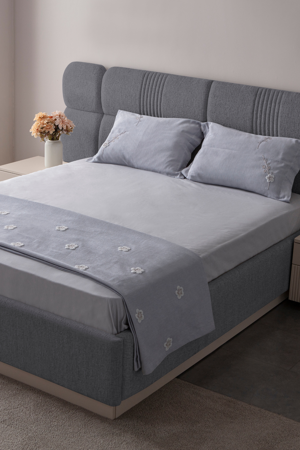 Lora Nakış Detaylı Yatak Örtüsü Takımı – Çift Kişilik, Yumuşak Dokulu, Şık Nakışlı Model