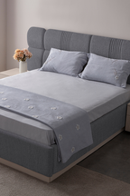 Lora Nakış Detaylı Yatak Örtüsü Takımı – Çift Kişilik, Yumuşak Dokulu, Şık Nakışlı Model