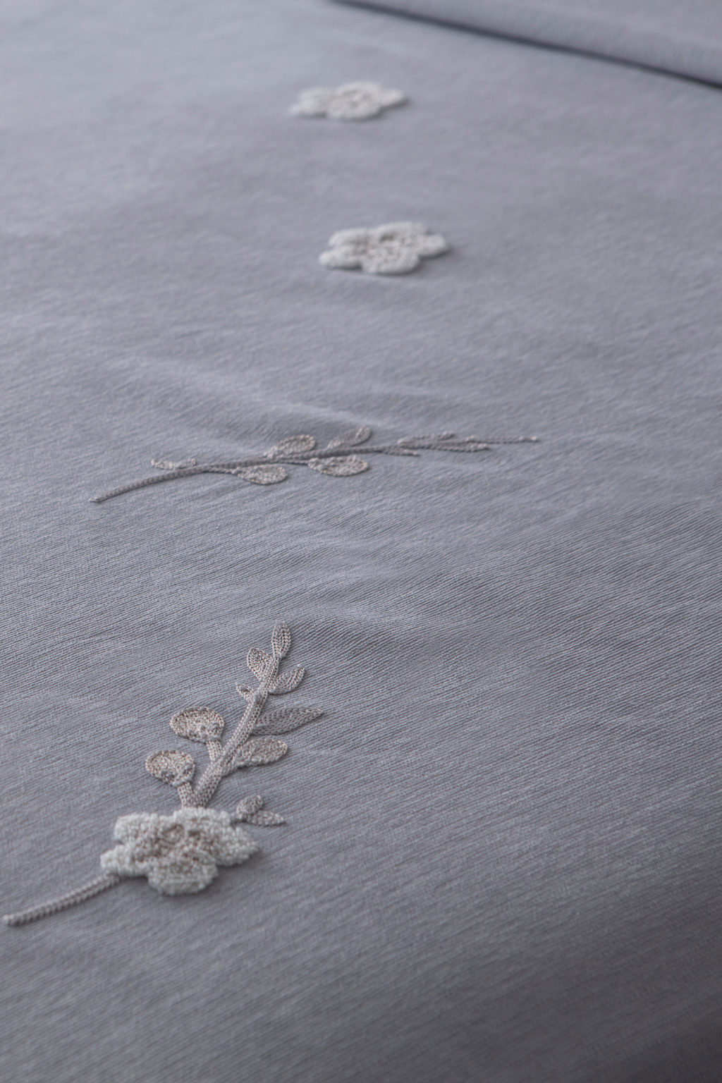 Lora Nakış Detaylı Yatak Örtüsü Takımı – Çift Kişilik, Yumuşak Dokulu, Şık Nakışlı Model