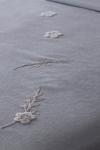 Lora Nakış Detaylı Yatak Örtüsü Takımı – Çift Kişilik, Yumuşak Dokulu, Şık Nakışlı Model