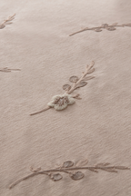 Lora Nakış Detaylı Yatak Örtüsü Takımı – Çift Kişilik, Yumuşak Dokulu, Şık Nakışlı Model