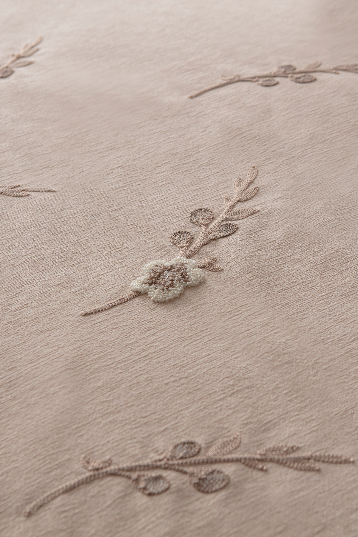 Lora Nakış Detaylı Yatak Örtüsü Takımı – Çift Kişilik, Yumuşak Dokulu, Şık Nakışlı Model