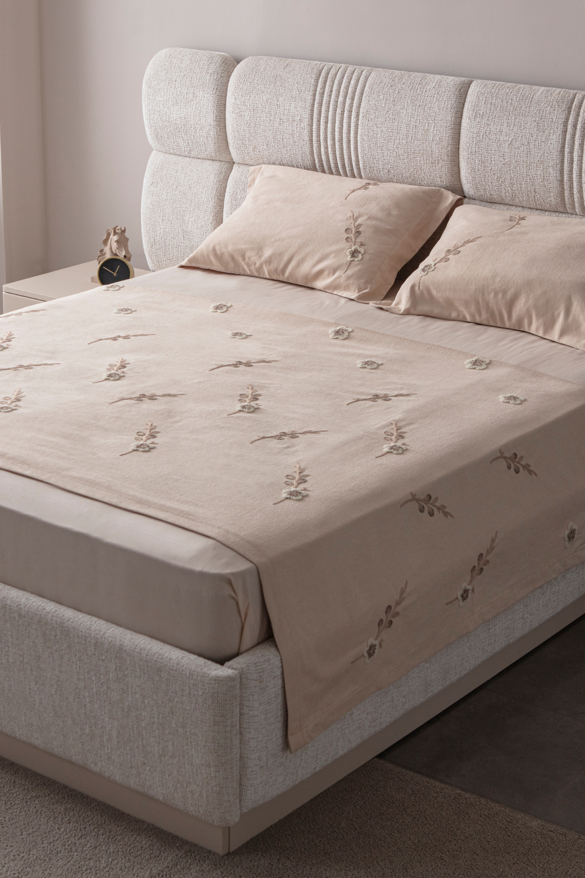 Lora Nakış Detaylı Yatak Örtüsü Takımı – Çift Kişilik, Yumuşak Dokulu, Şık Nakışlı Model