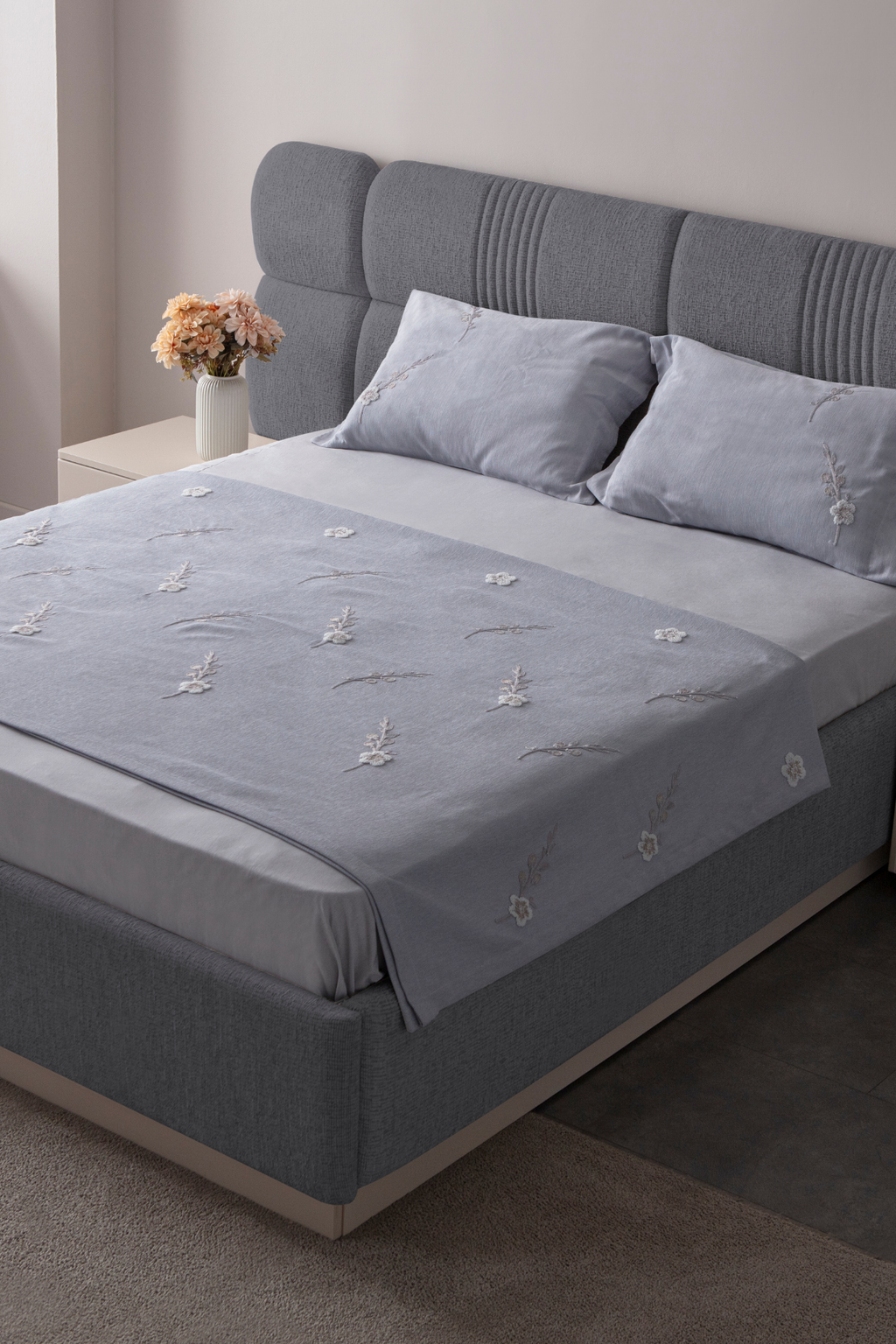 Lora Nakış Detaylı Yatak Örtüsü Takımı – Çift Kişilik, Yumuşak Dokulu, Şık Nakışlı Model