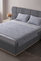 Lora Nakış Detaylı Yatak Örtüsü Takımı – Çift Kişilik, Yumuşak Dokulu, Şık Nakışlı Model