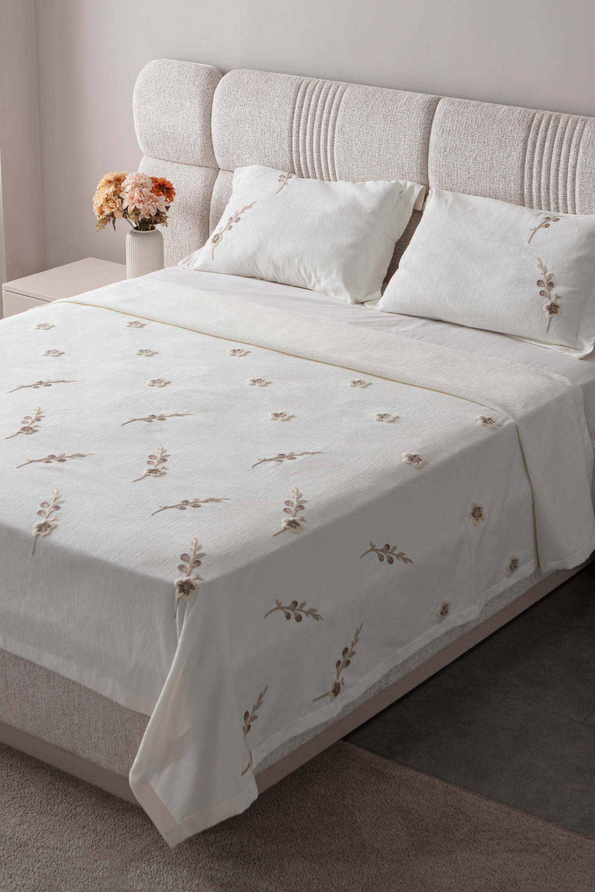 Lora Nakış Detaylı Yatak Örtüsü Takımı – Çift Kişilik, Yumuşak Dokulu, Şık Nakışlı Model